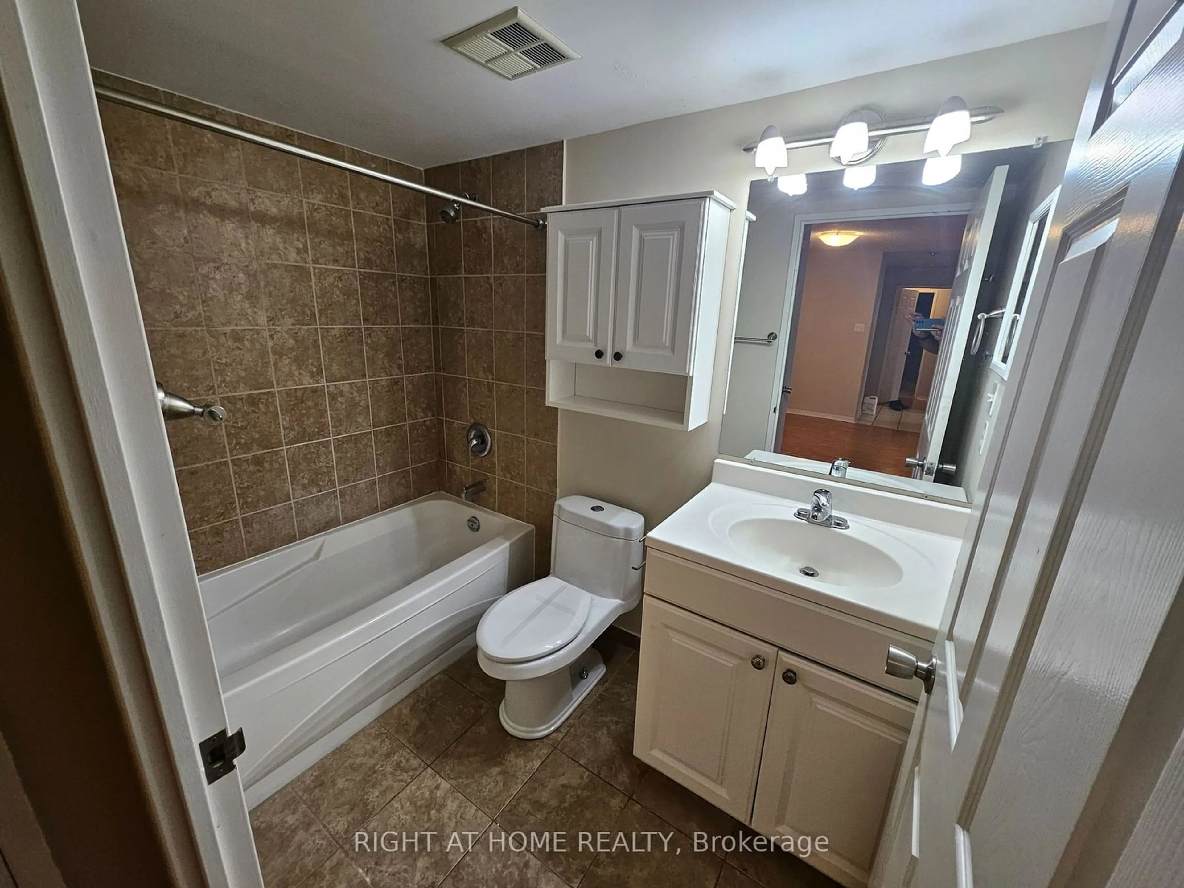 Bathroom for 350 Rathburn Rd #1702, Mississauga Ontario L5B 3Y2