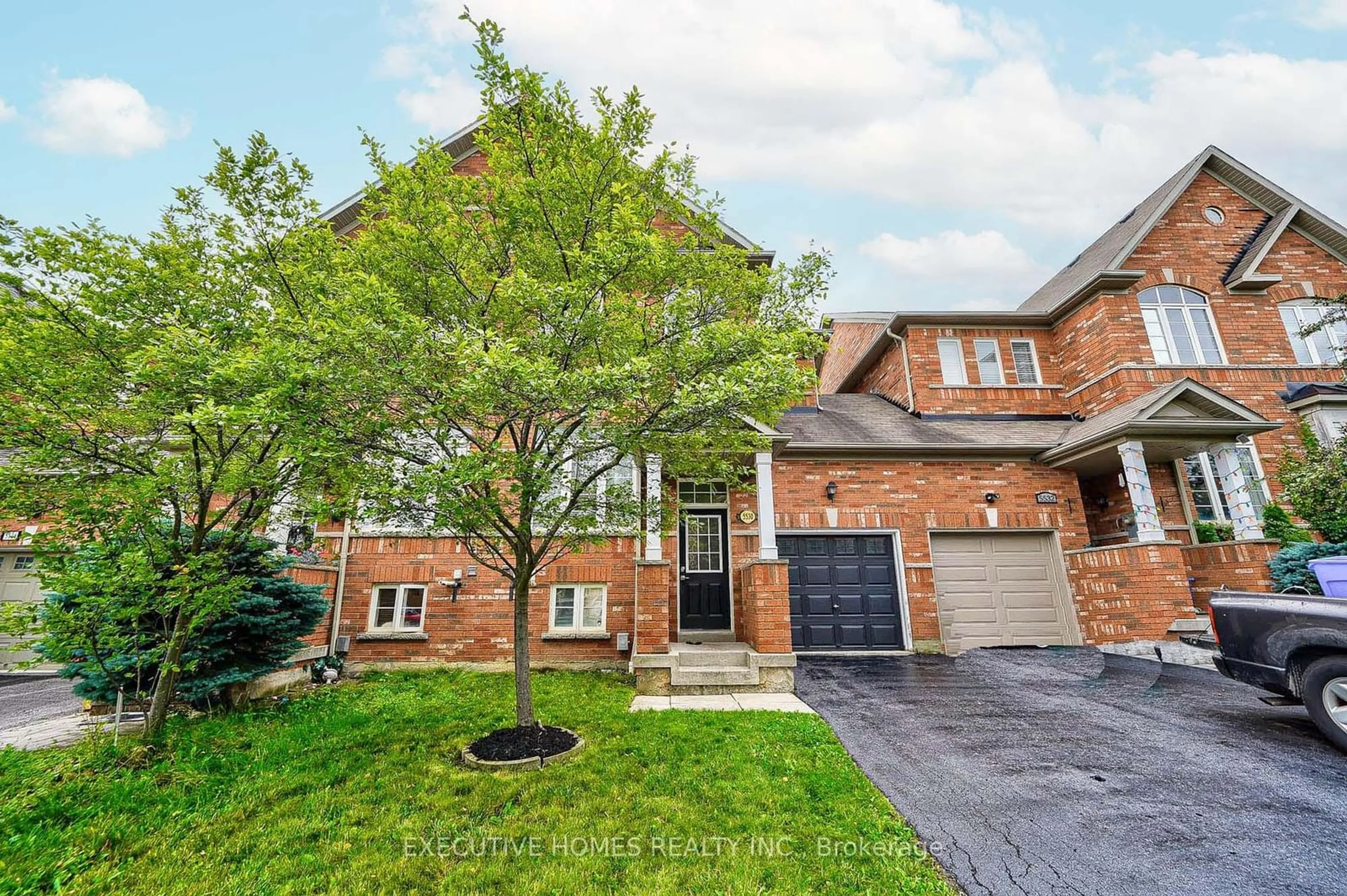 Home with brick exterior material for 5530 Waterwind Cres, Mississauga Ontario L5M 0G4