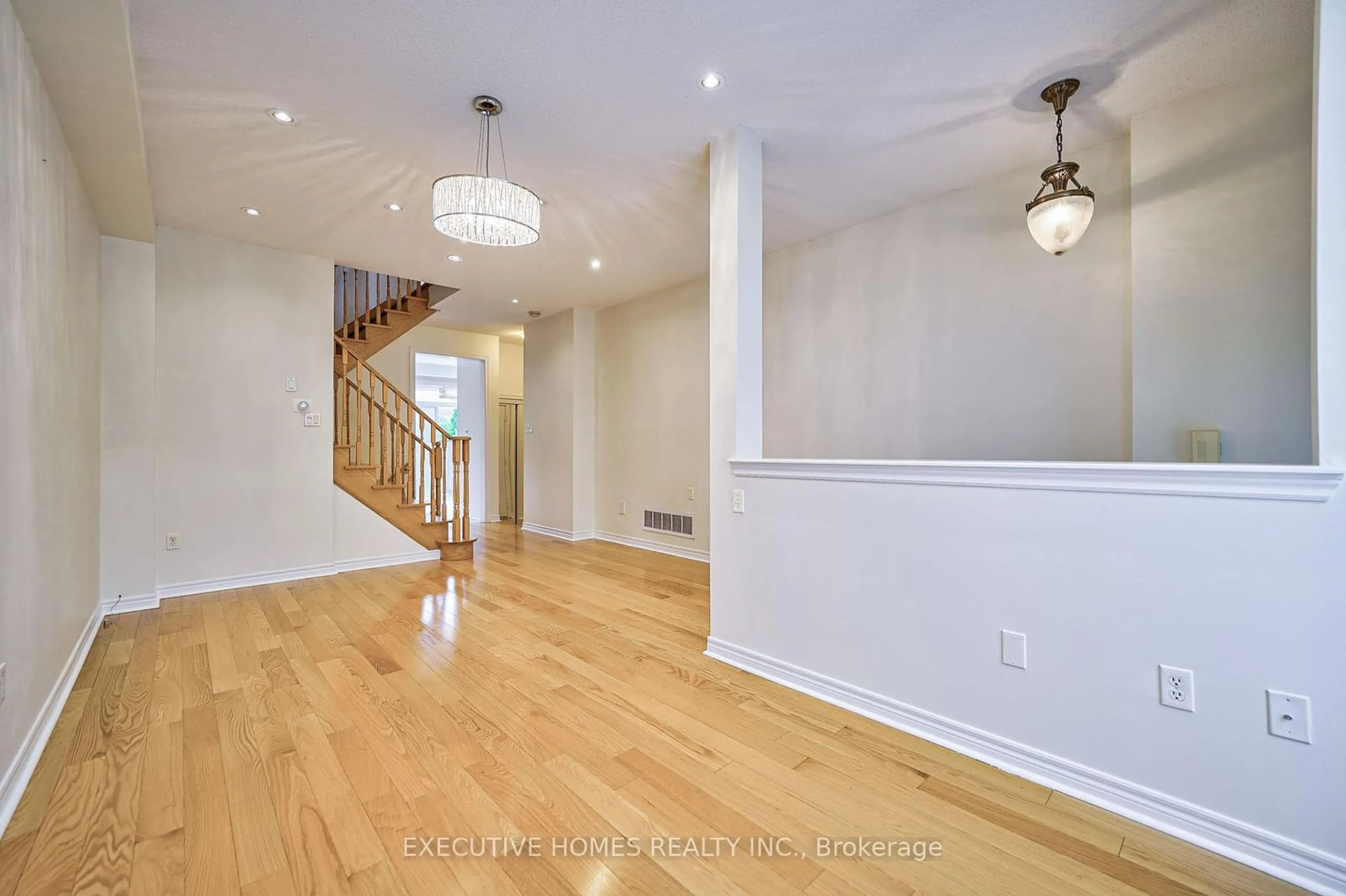 Indoor entryway for 5530 Waterwind Cres, Mississauga Ontario L5M 0G4
