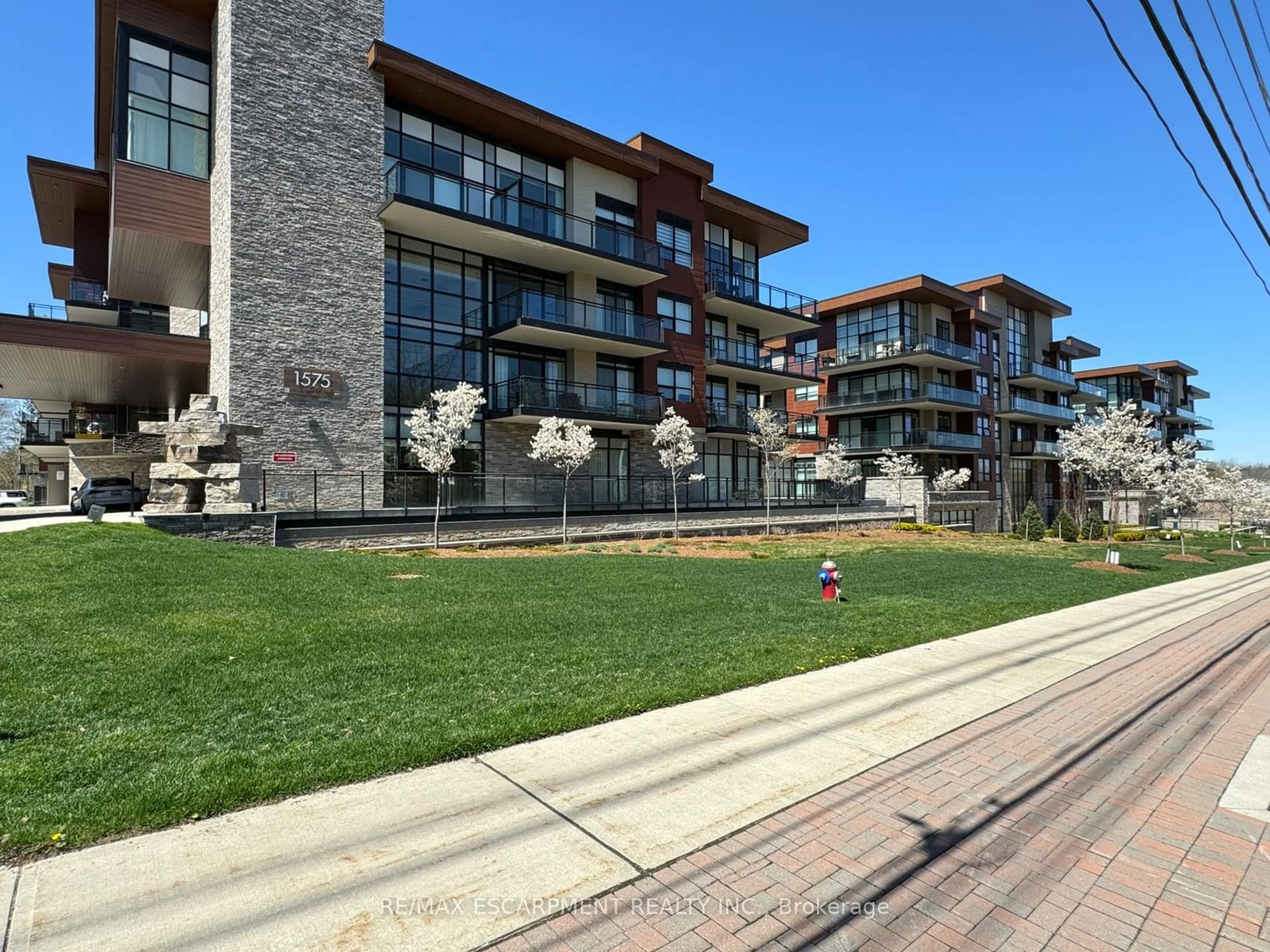 A pic from exterior of the house or condo for 1575 Lakeshore Rd #261, Mississauga Ontario L5J 0B1