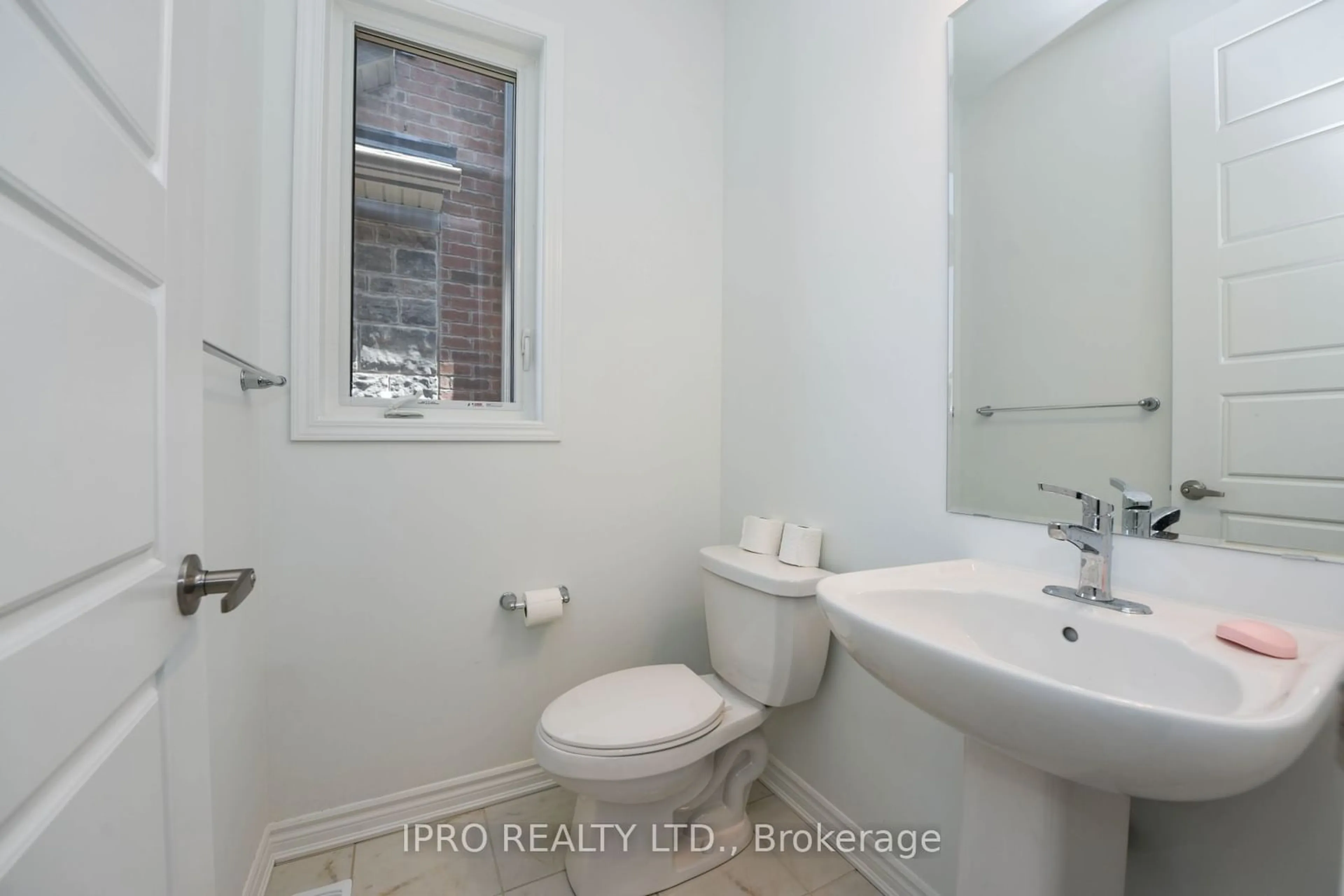 Standard bathroom for 468 Boyd Lane, Milton Ontario L9E 1W6