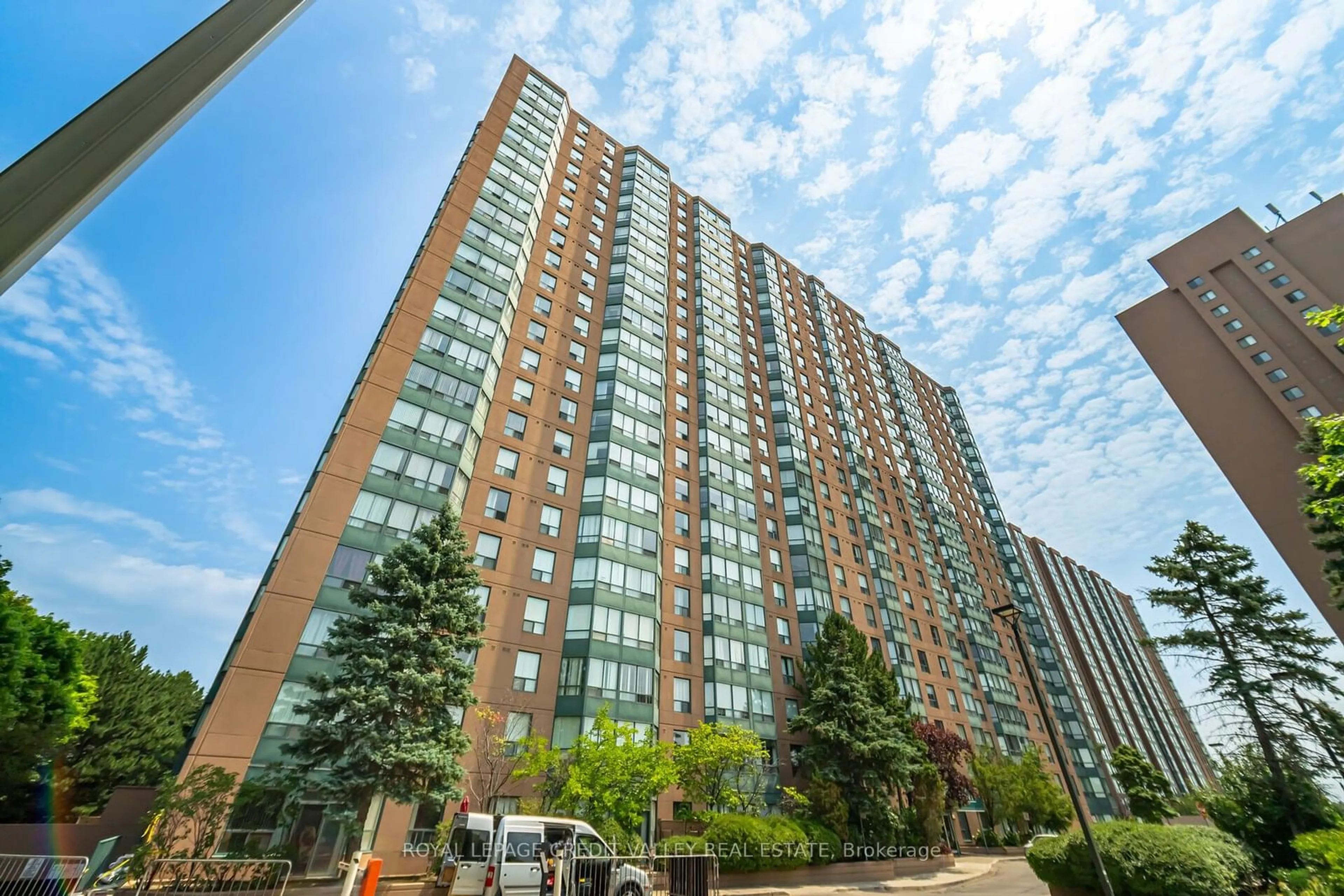 A pic from exterior of the house or condo for 135 Hillcrest Ave #809, Mississauga Ontario L5B 4B1