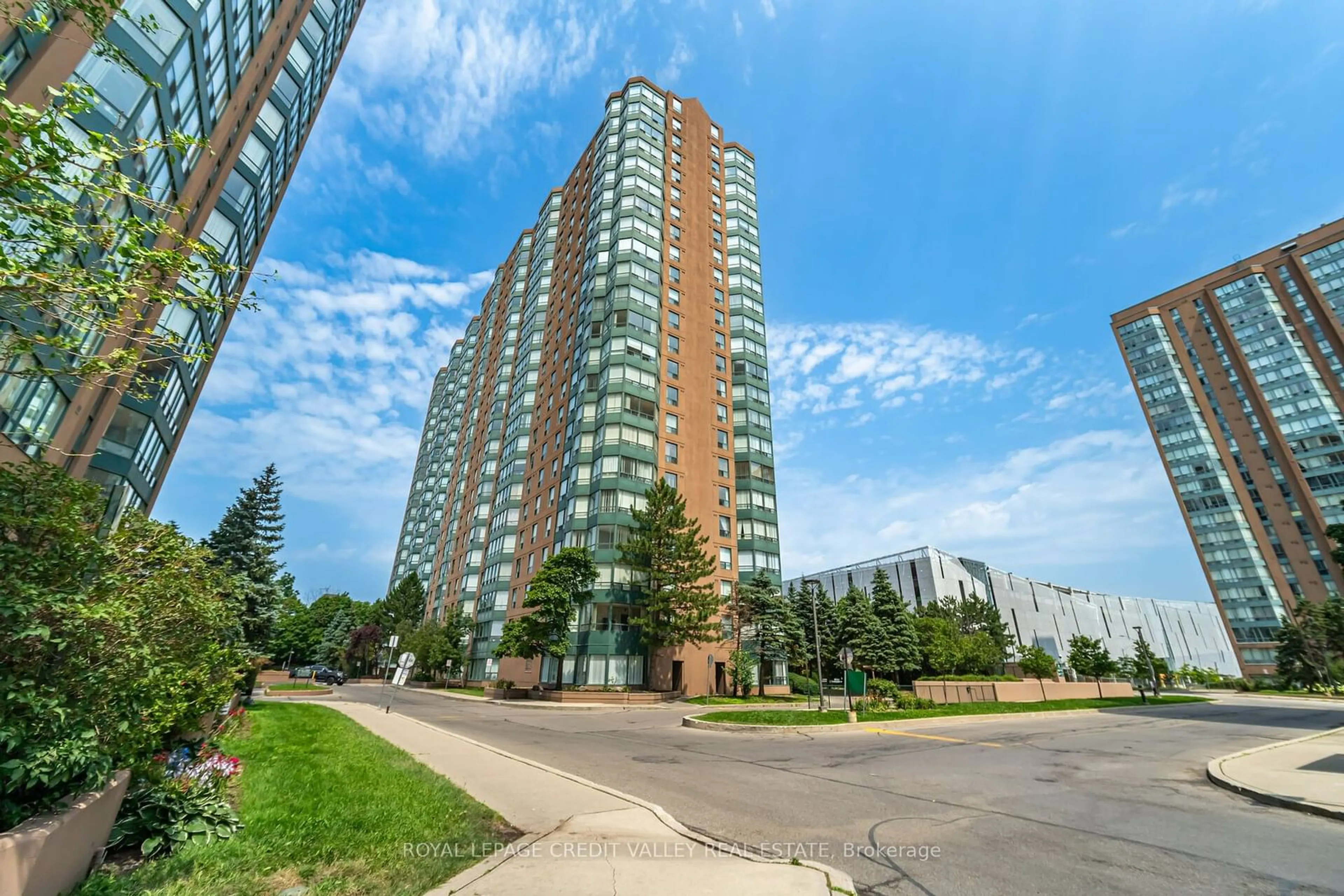 A pic from exterior of the house or condo for 135 Hillcrest Ave #809, Mississauga Ontario L5B 4B1