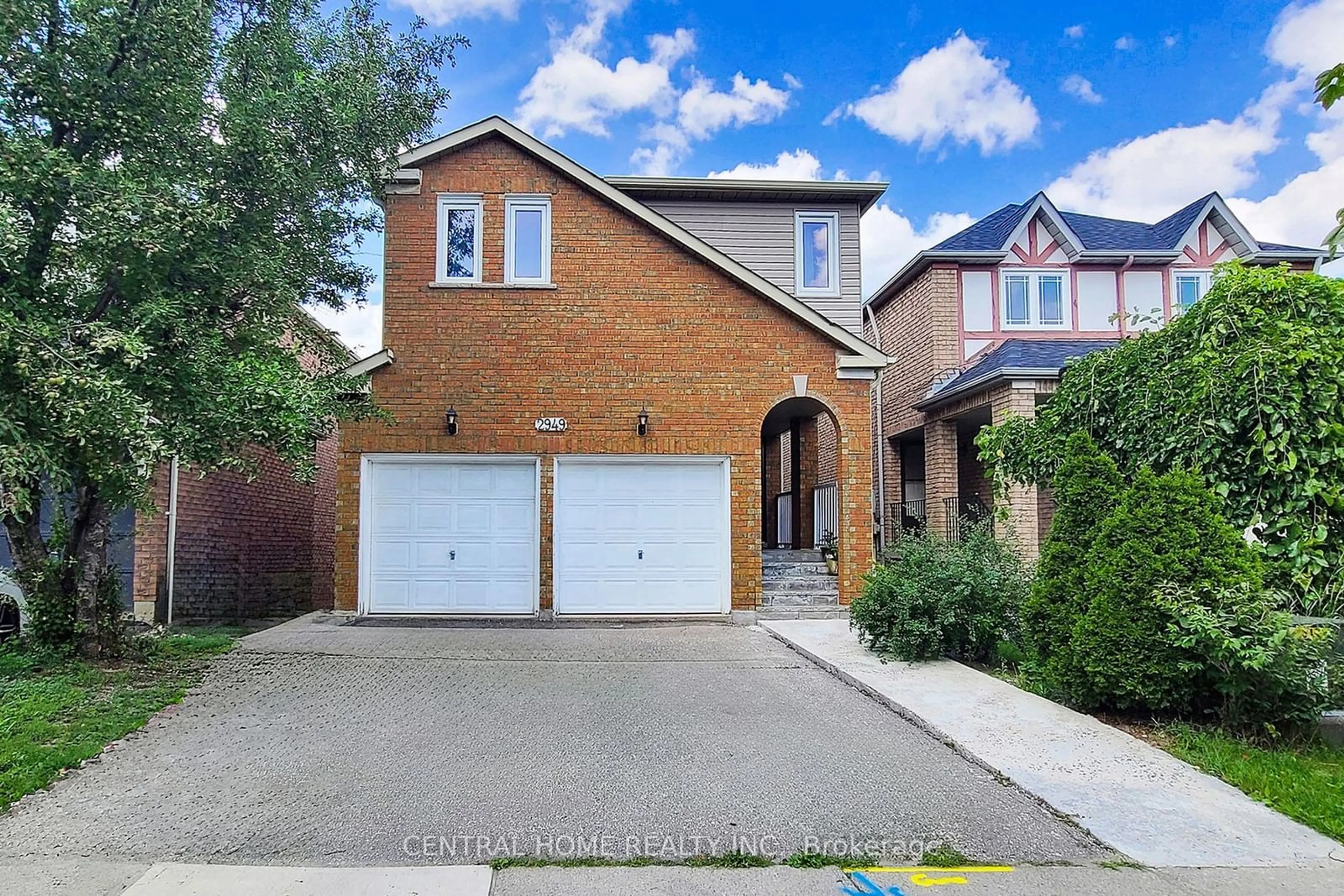 Home with brick exterior material for 2949 Gulfstream Way, Mississauga Ontario L5N 6J9