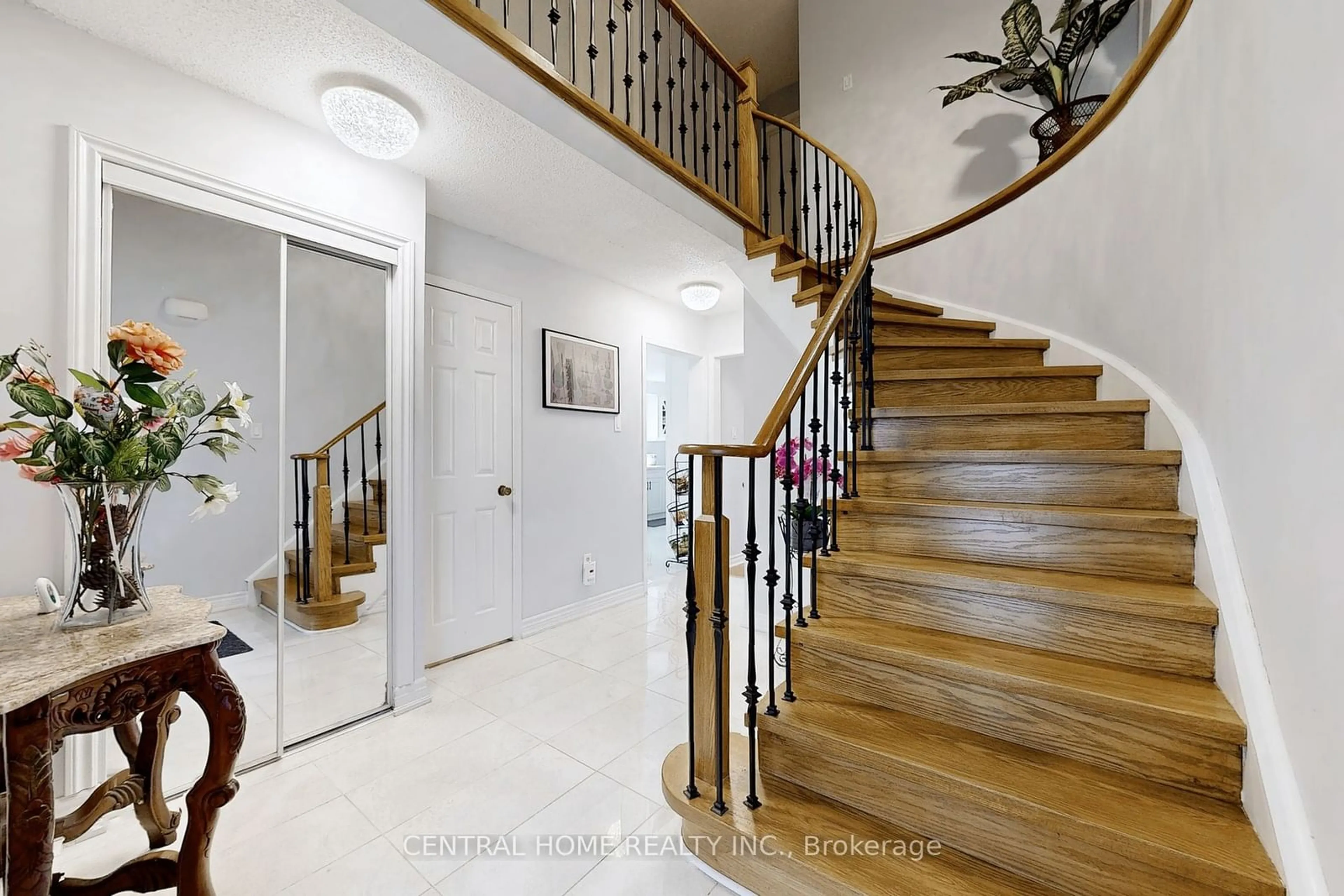 Indoor foyer for 2949 Gulfstream Way, Mississauga Ontario L5N 6J9