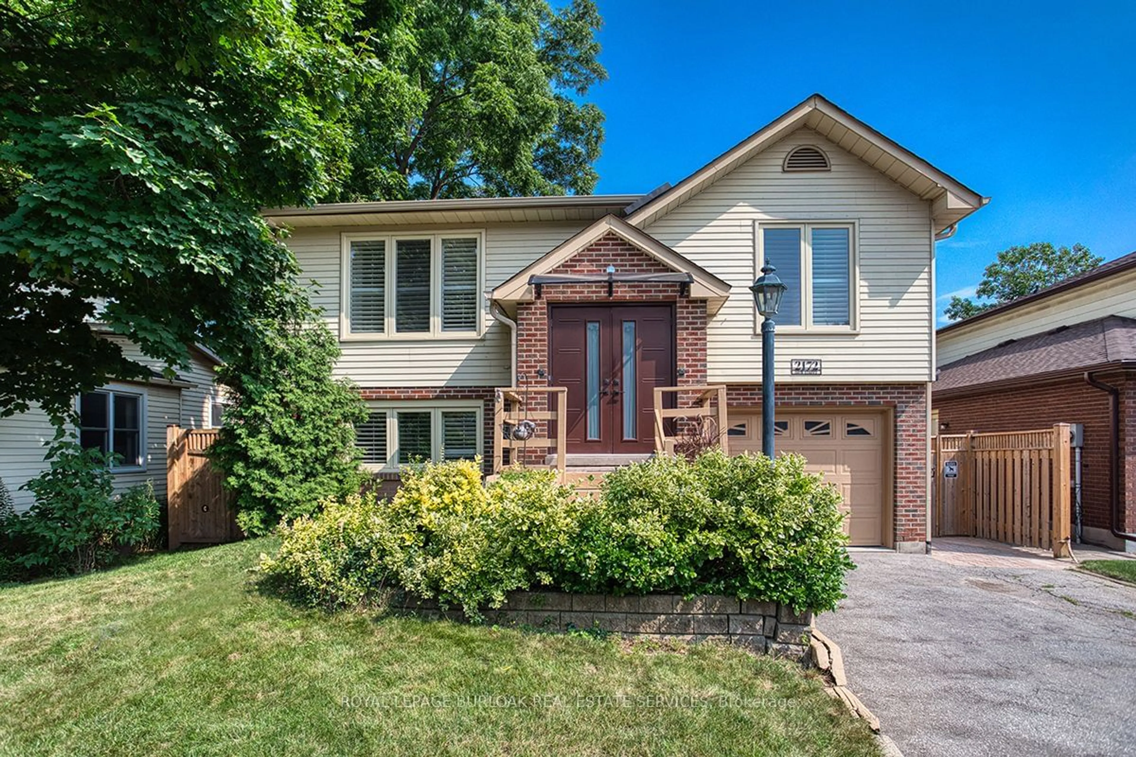 Frontside or backside of a home for 2172 New St, Burlington Ontario L7R 1H8