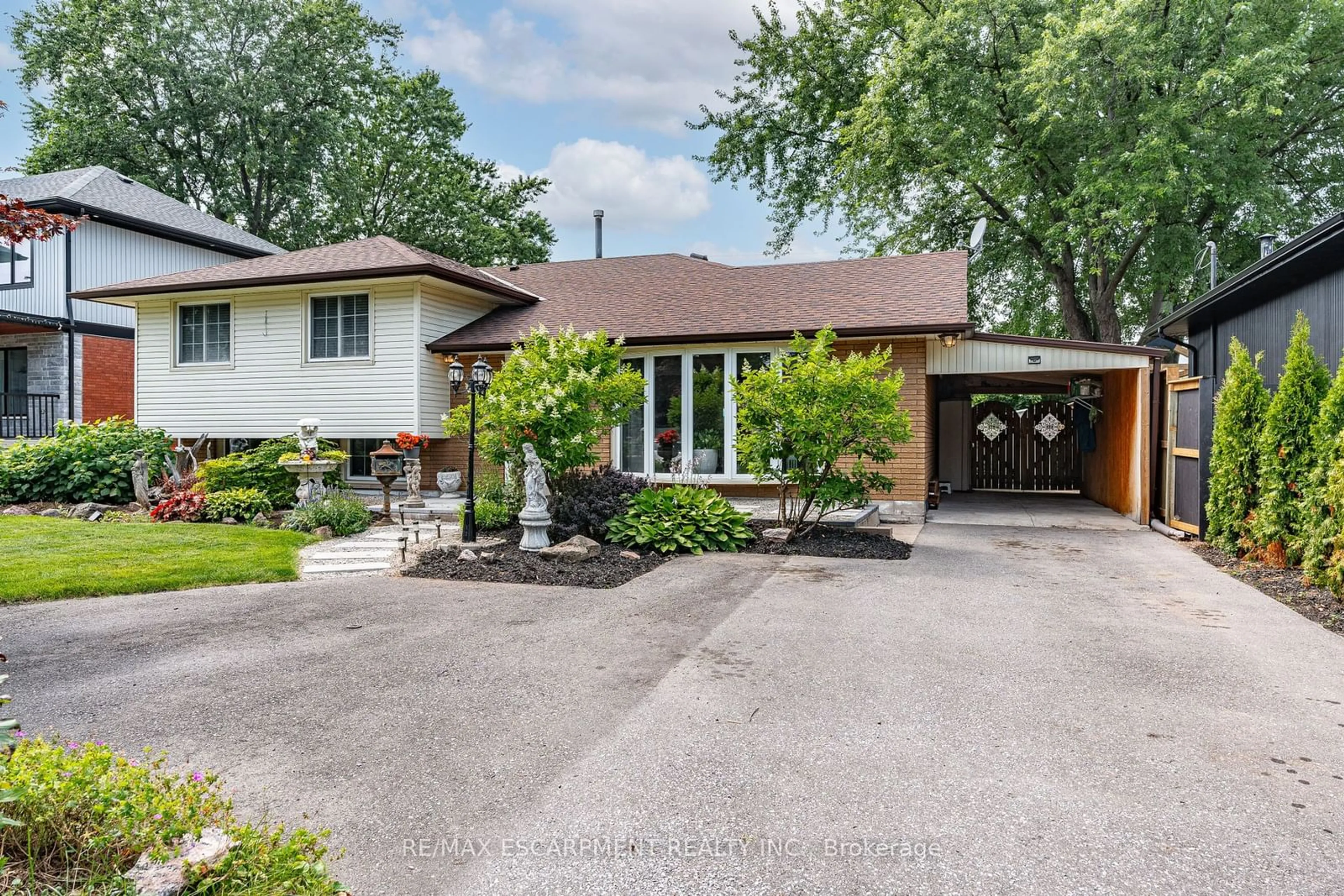 Outside view for 5407 Murray Cres, Burlington Ontario L7L 3S6