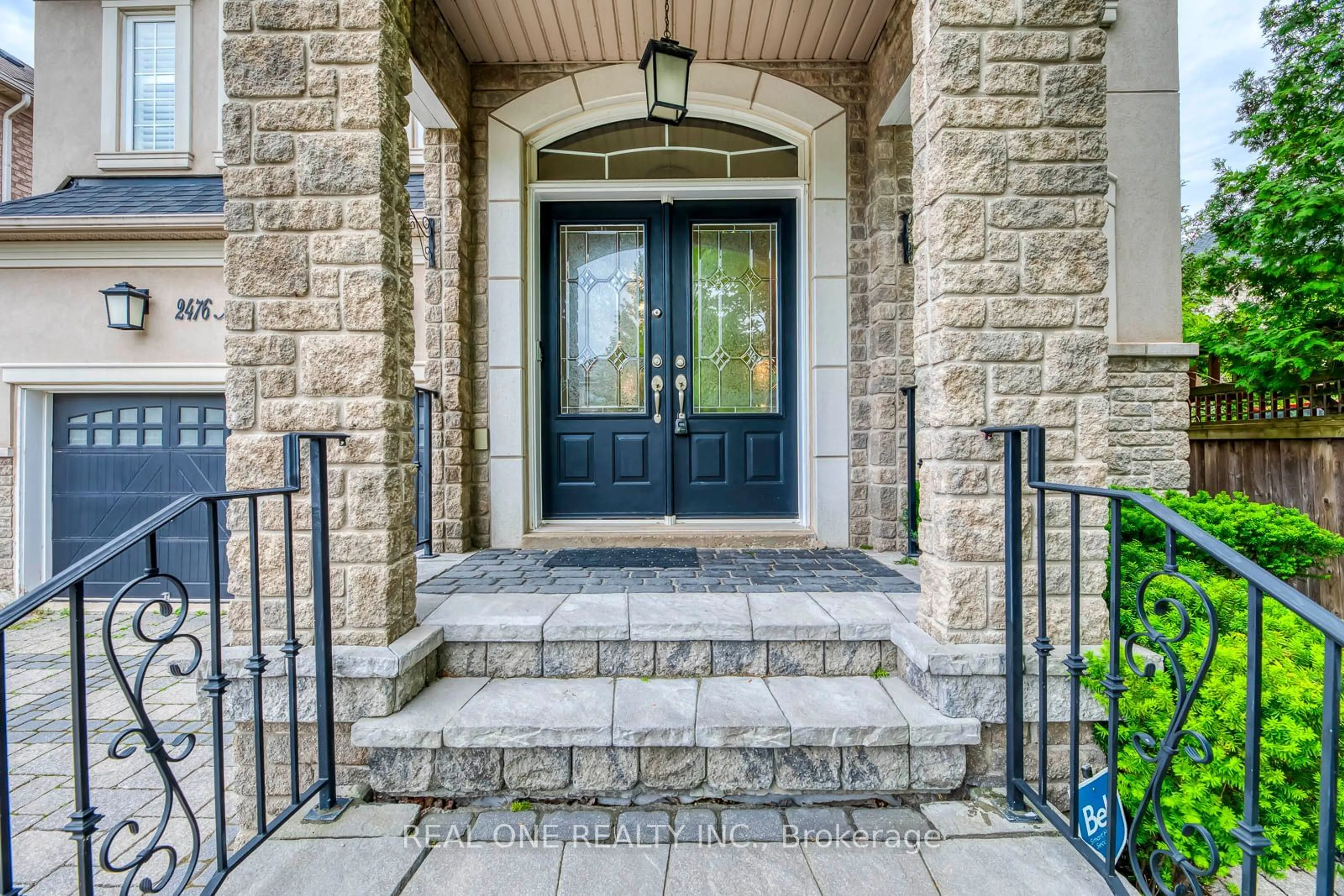 Indoor entryway for 2476 North Ridge Tr, Oakville Ontario L6H 7N6