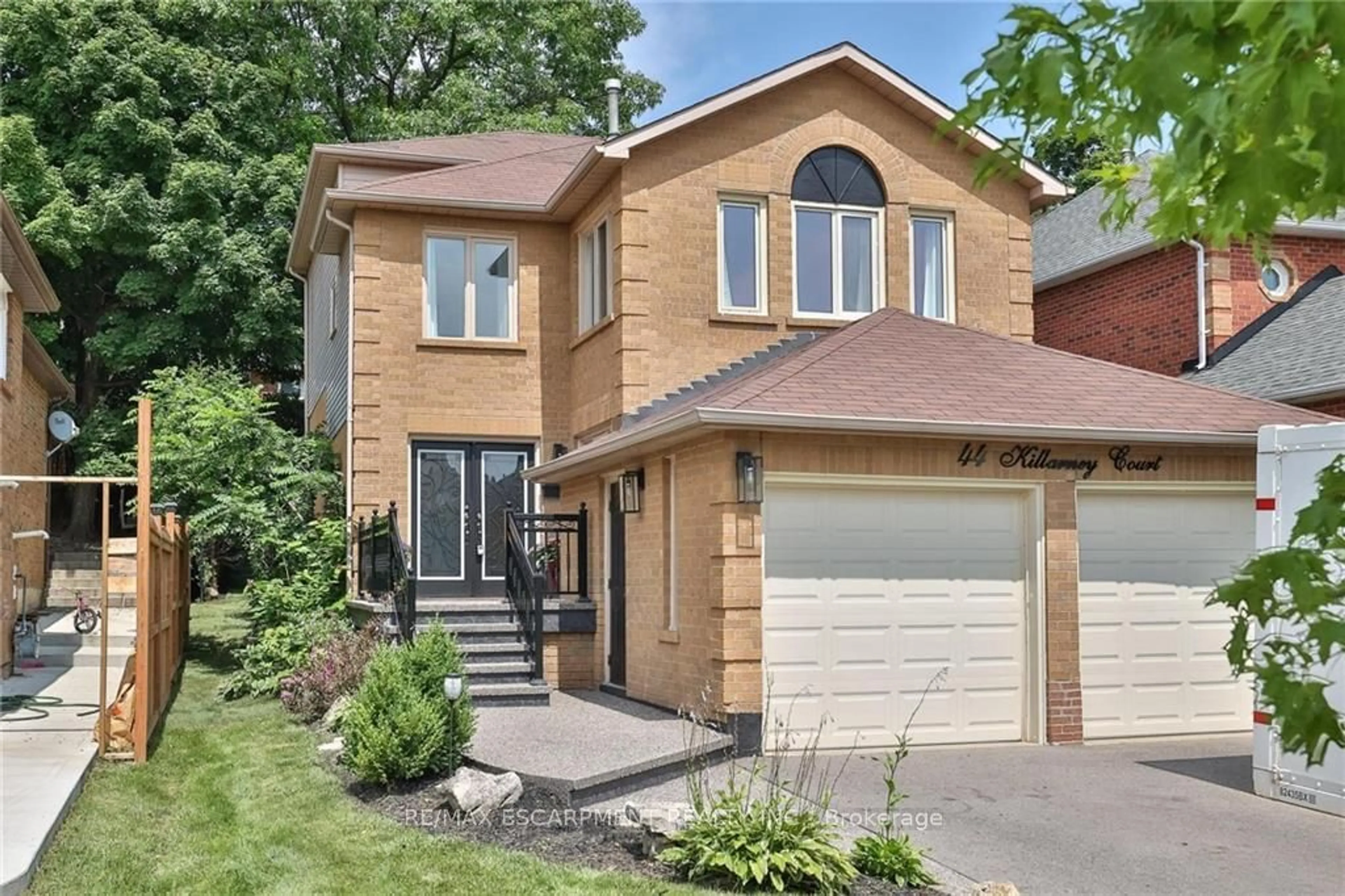 Home with brick exterior material for 44 Killarney Crt, Brampton Ontario L6Z 3B5