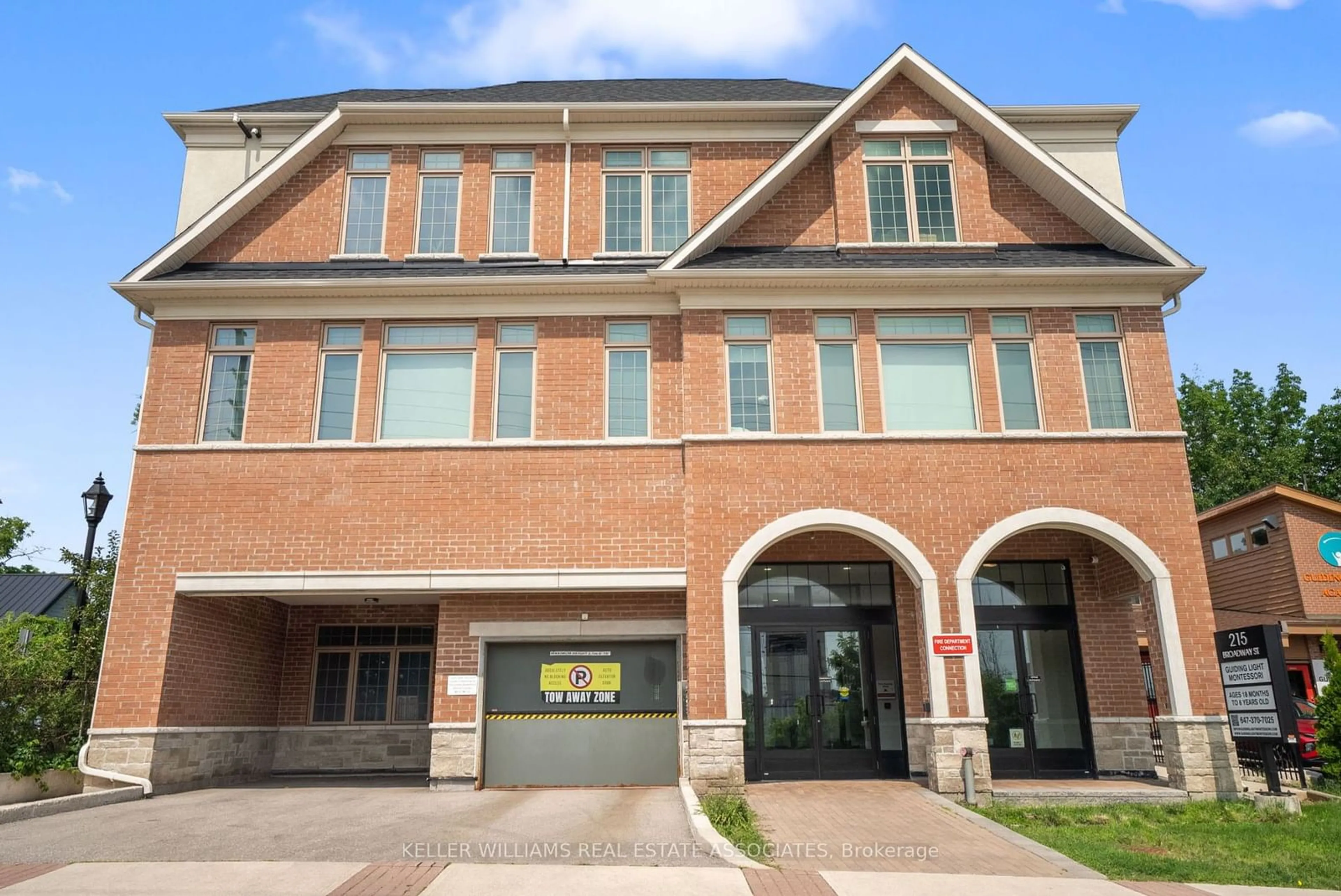 Outside view for 215 Broadway St #307, Mississauga Ontario L5M 1J1