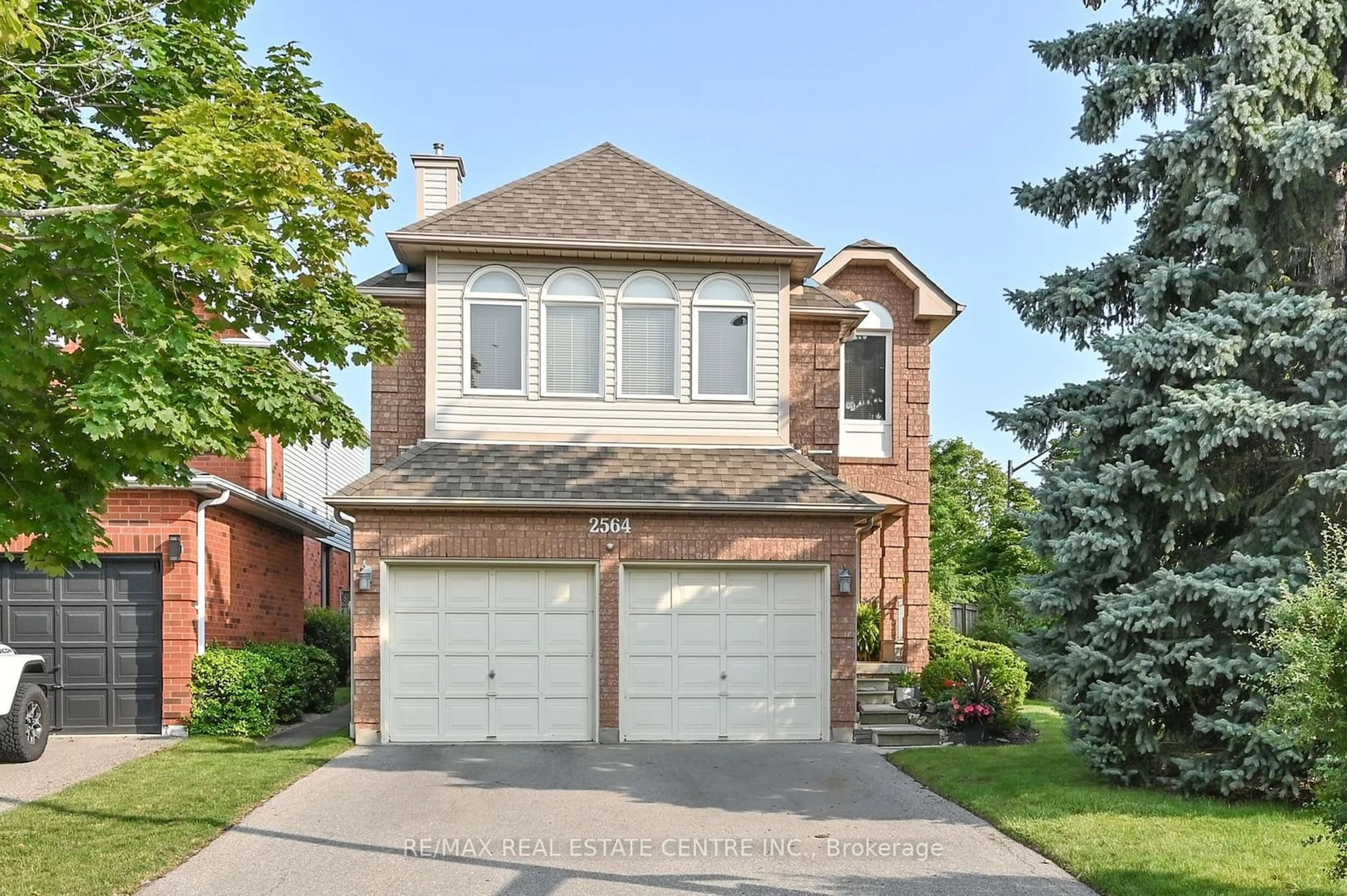 Frontside or backside of a home for 2564 Advent Crt, Mississauga Ontario L5M 5L4