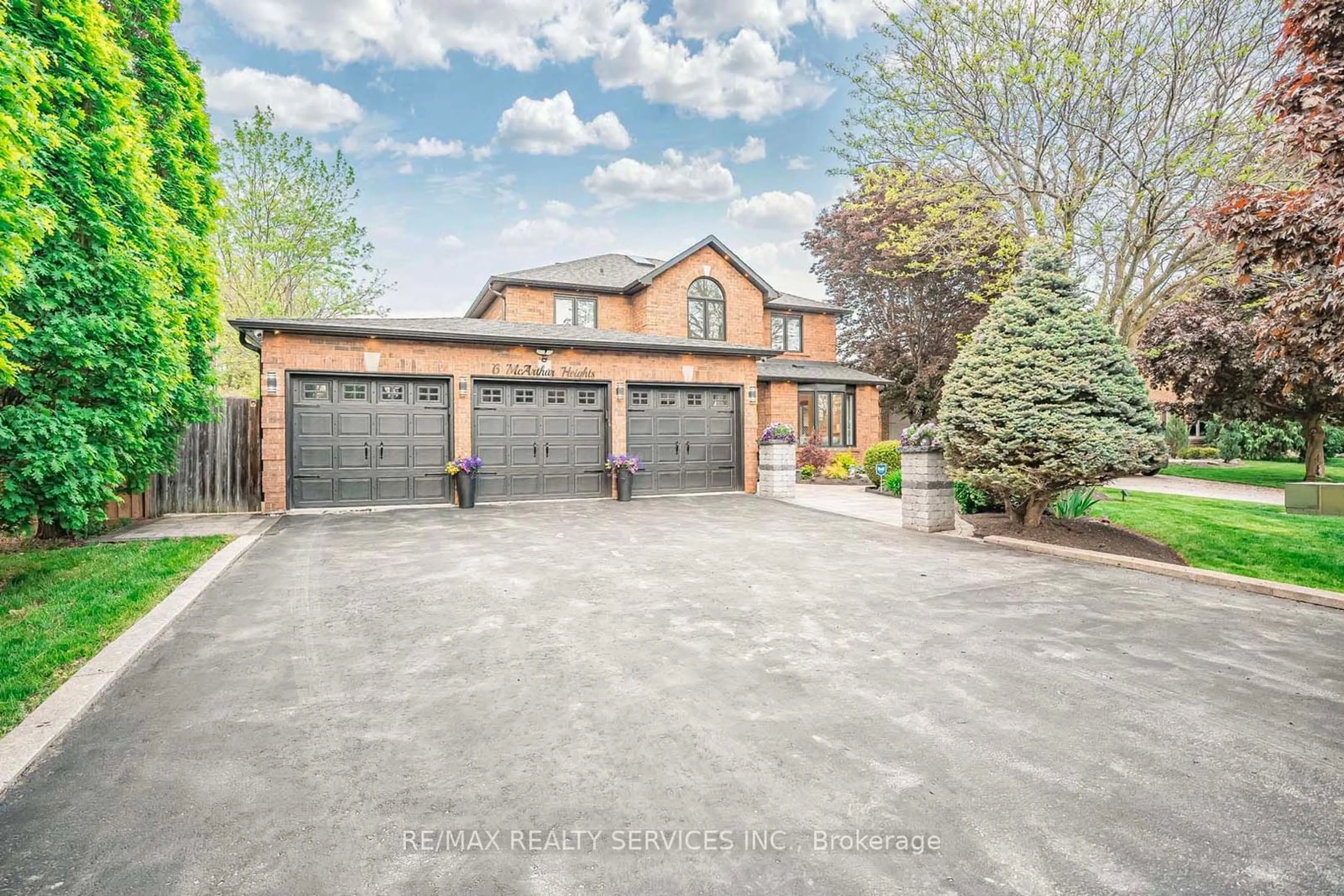 Frontside or backside of a home for 6 McArthur Hts, Brampton Ontario L6Z 3N3