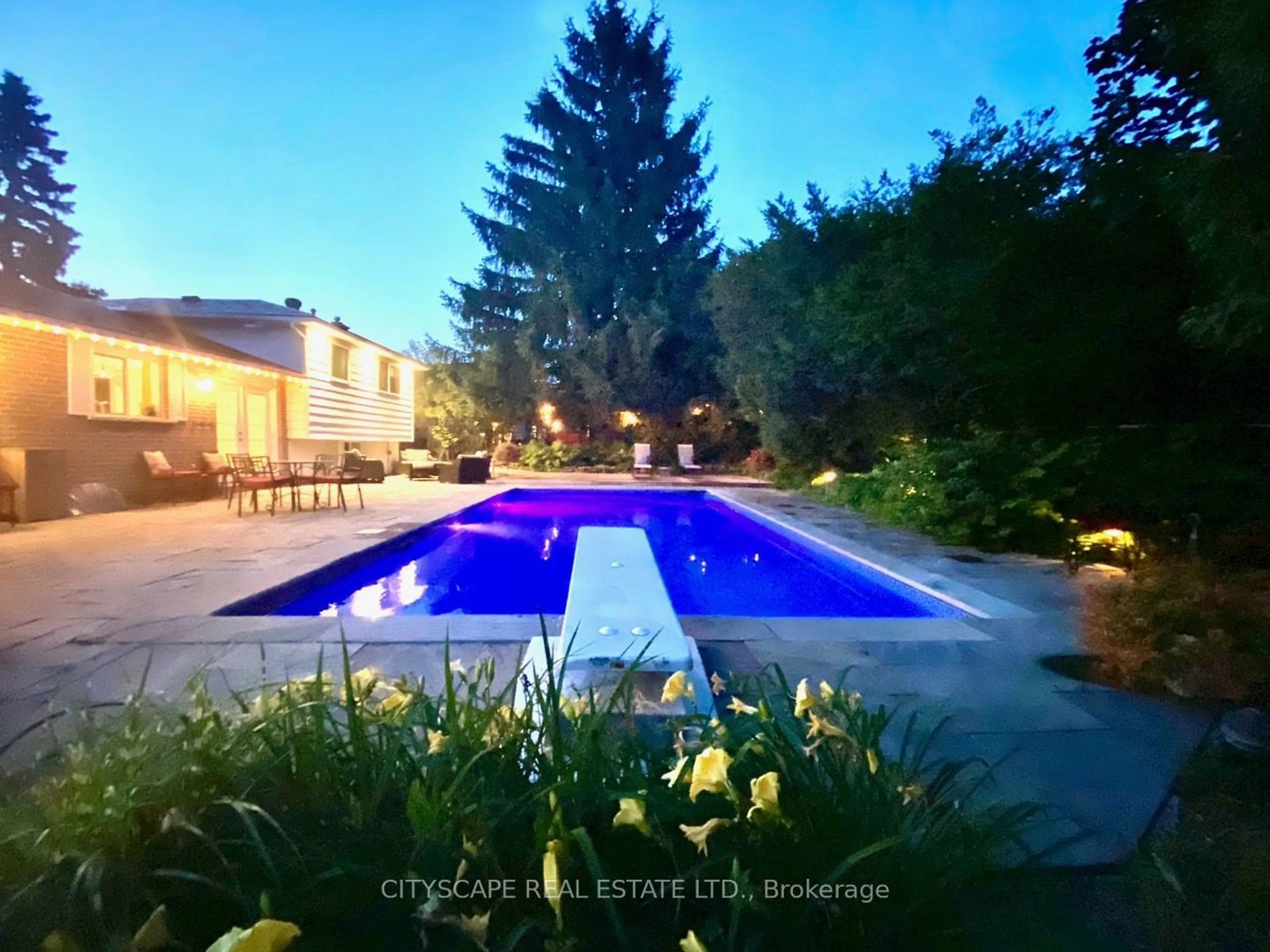 Indoor or outdoor pool for 28 Larry St, Caledon Ontario L7C 1K8