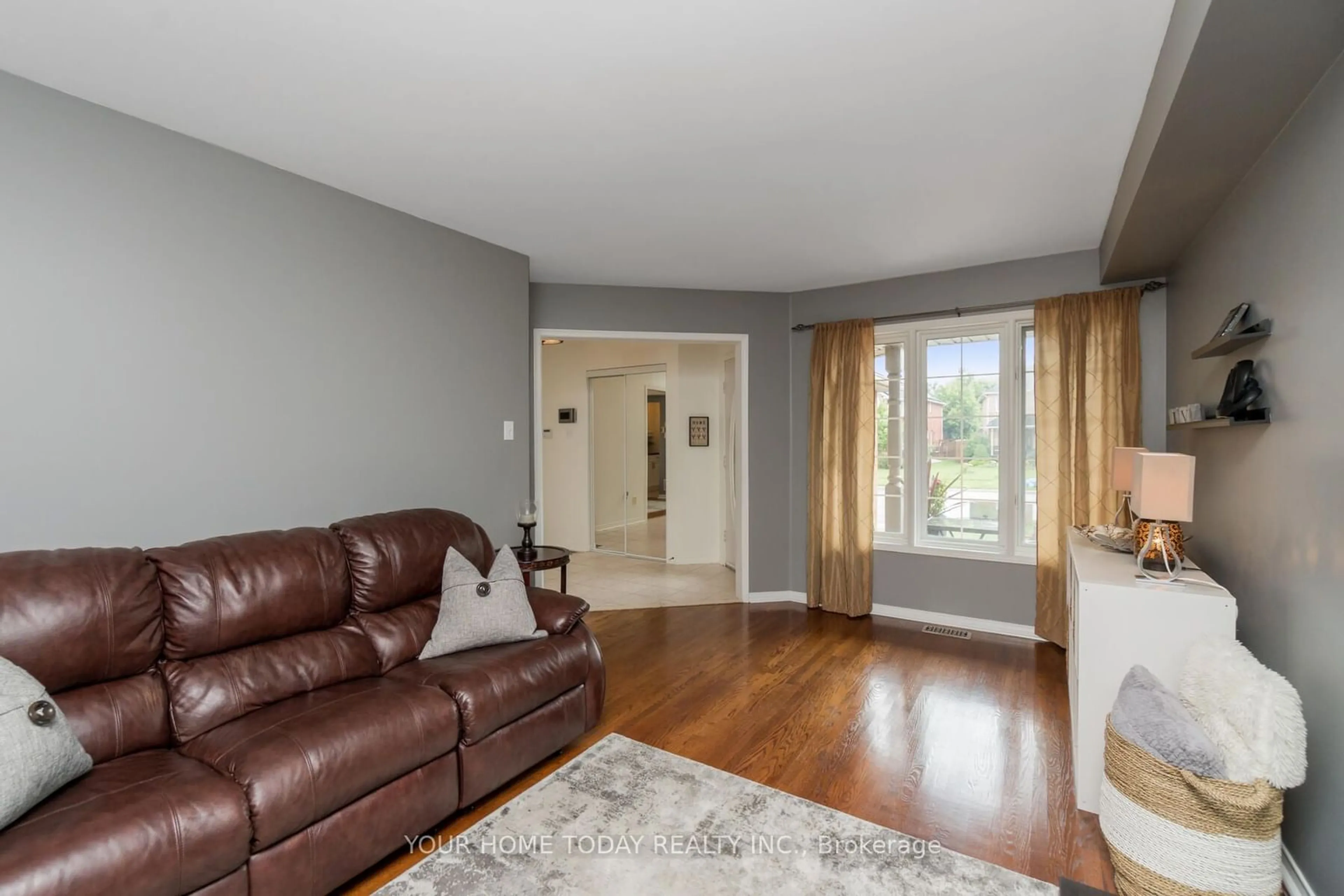 Living room for 241 Barber Dr, Halton Hills Ontario L7G 5J9