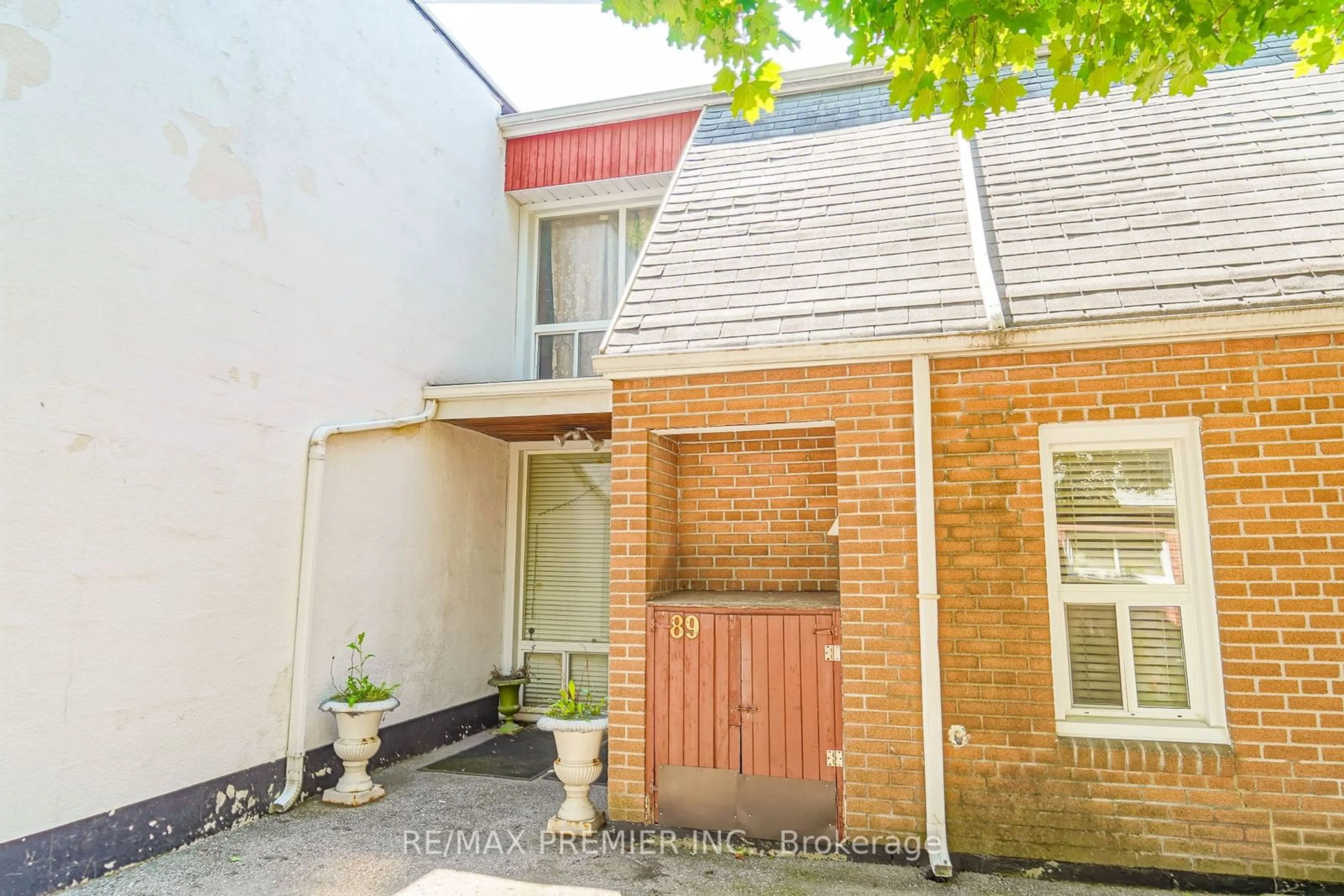 A pic from outside/outdoor area/front of a property/back of a property/a pic from drone, street for 2901 Jane St #89, Toronto Ontario M3N 2J8