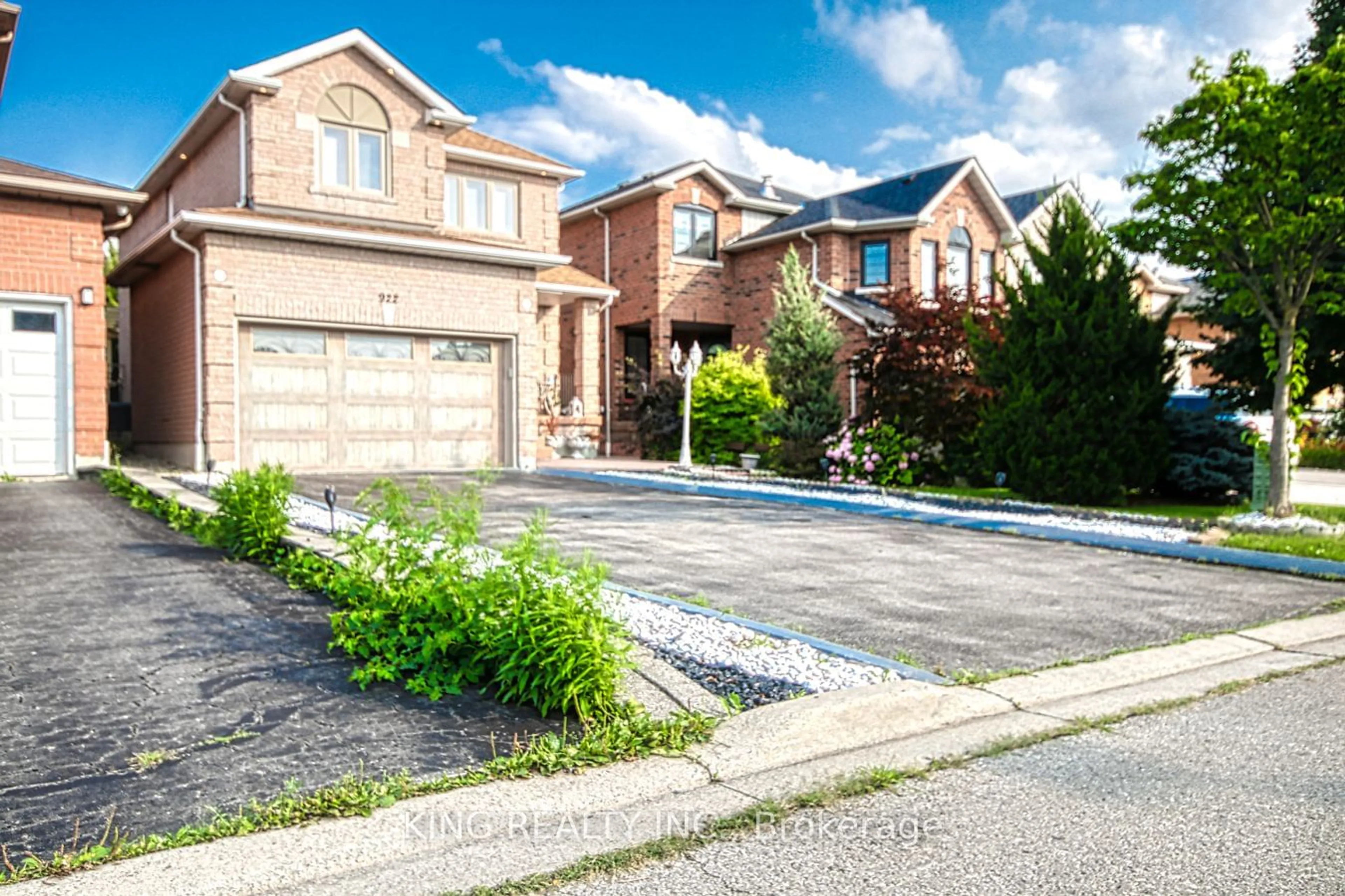 Home with brick exterior material for 922 Mays Cres, Mississauga Ontario L5V 2G6