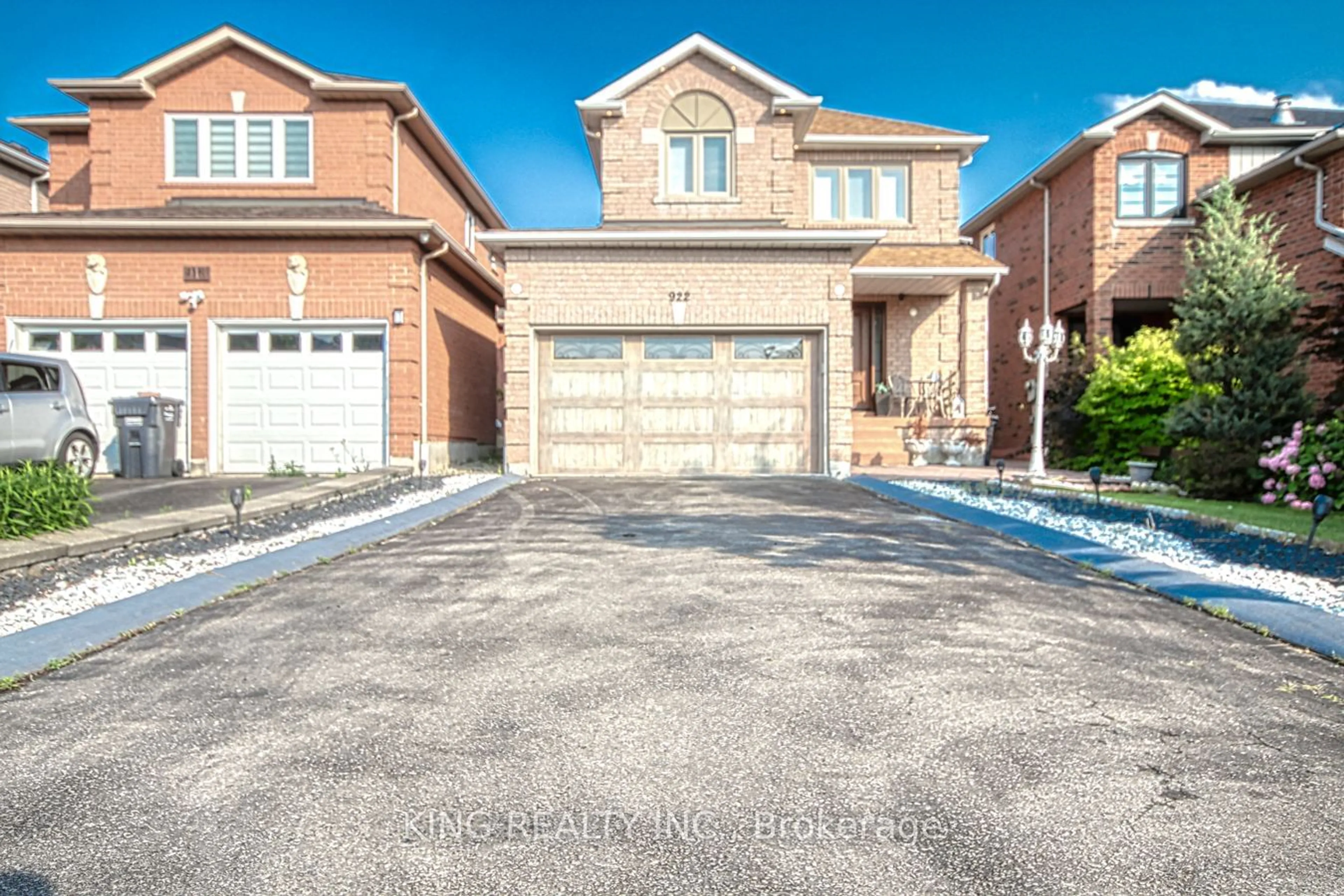 Home with brick exterior material for 922 Mays Cres, Mississauga Ontario L5V 2G6