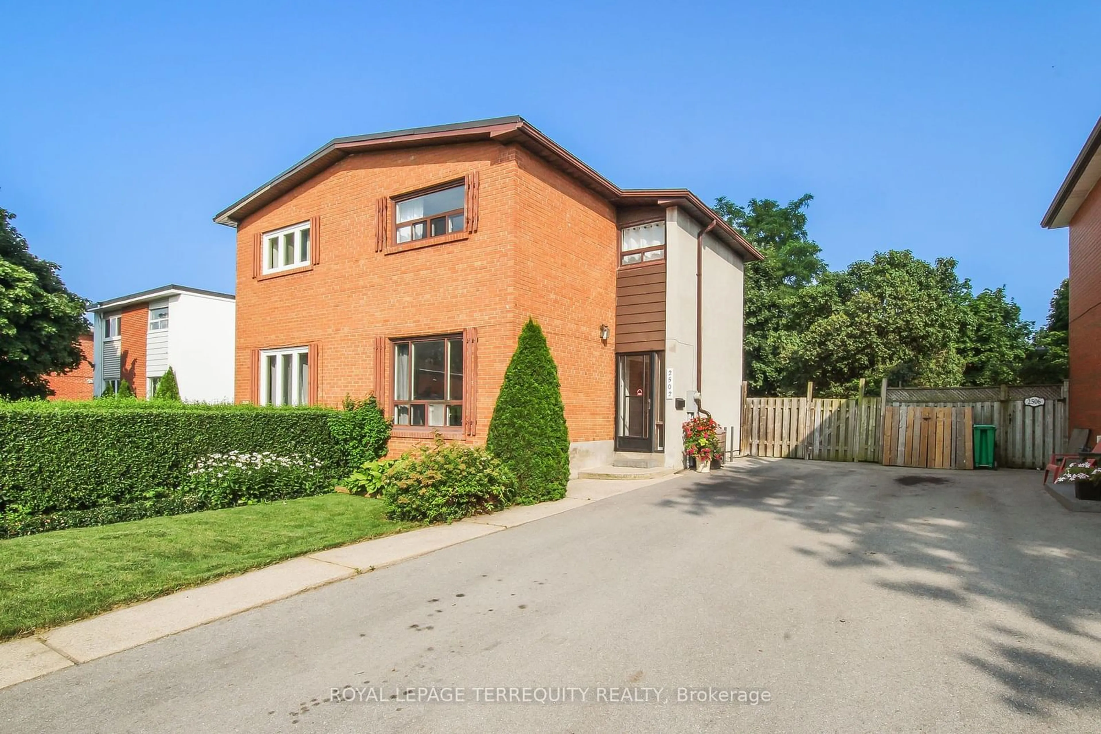 Frontside or backside of a home for 2502 Brookhurst Rd, Mississauga Ontario L5J 1R3