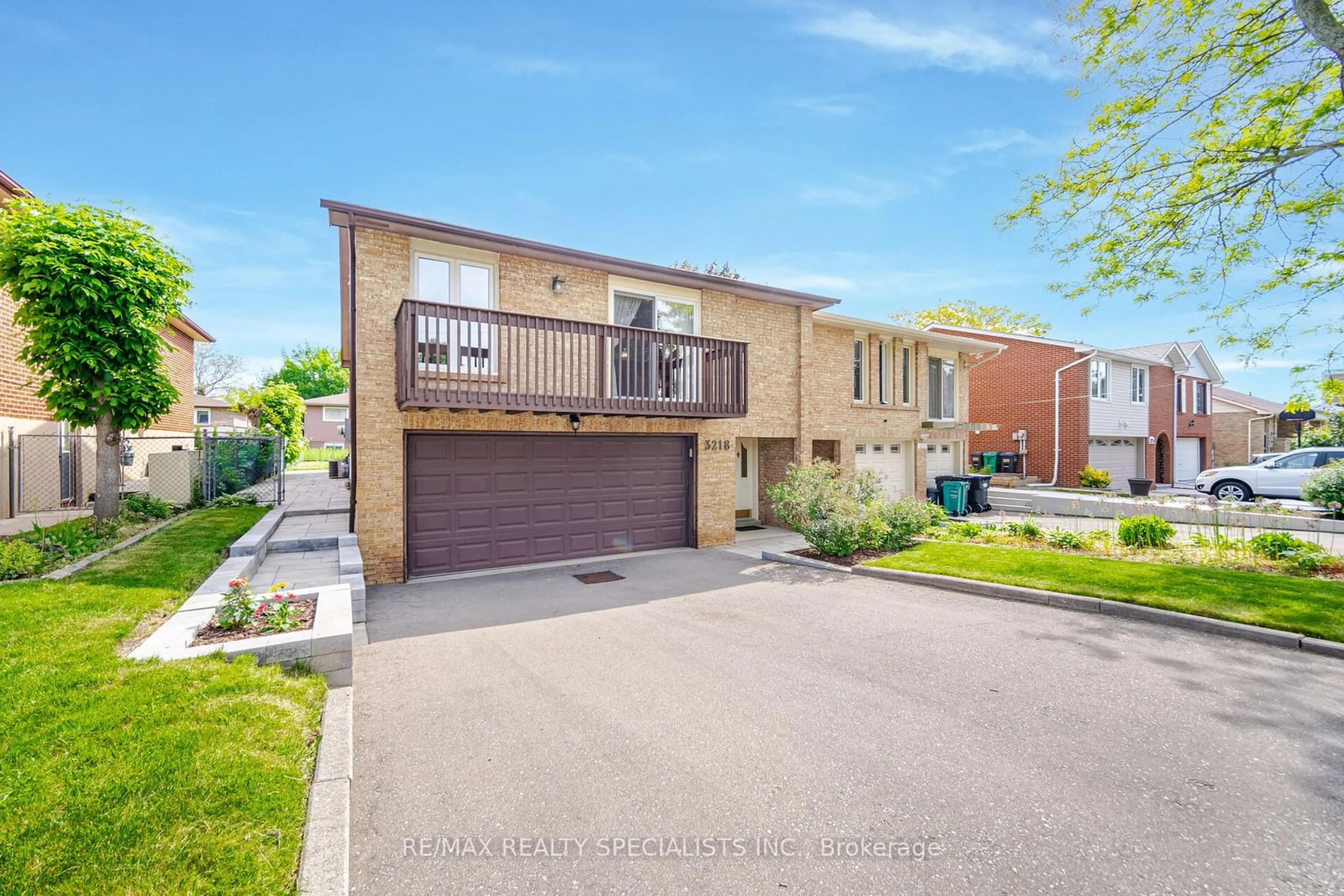 Frontside or backside of a home for 3218 McCarthy Crt, Mississauga Ontario L4V 3Z6