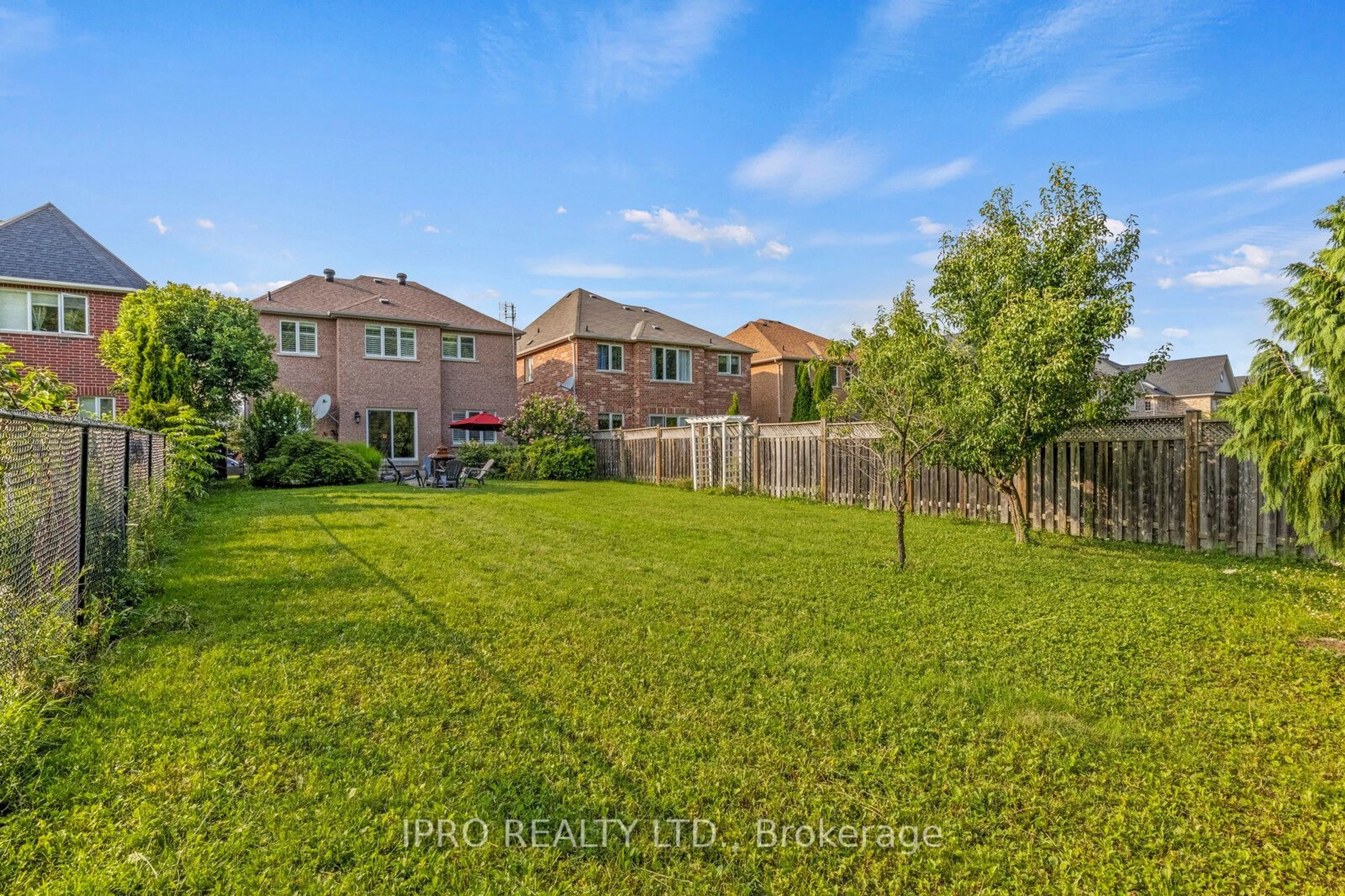 Fenced yard for 3366 Erin Centre Blvd, Mississauga Ontario L5M 8C3