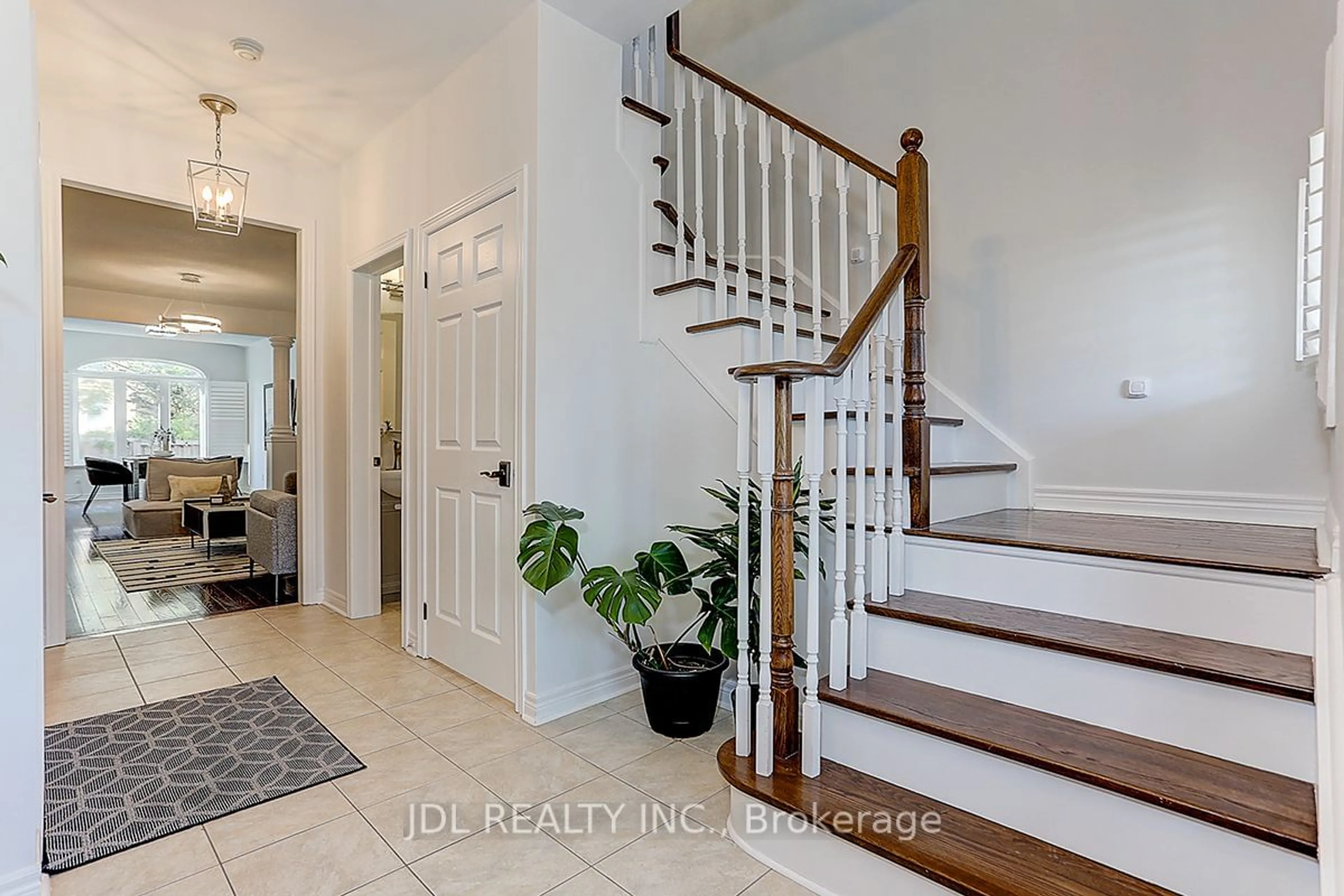 Indoor entryway for 3481 Bala Dr, Mississauga Ontario L5M 0G5