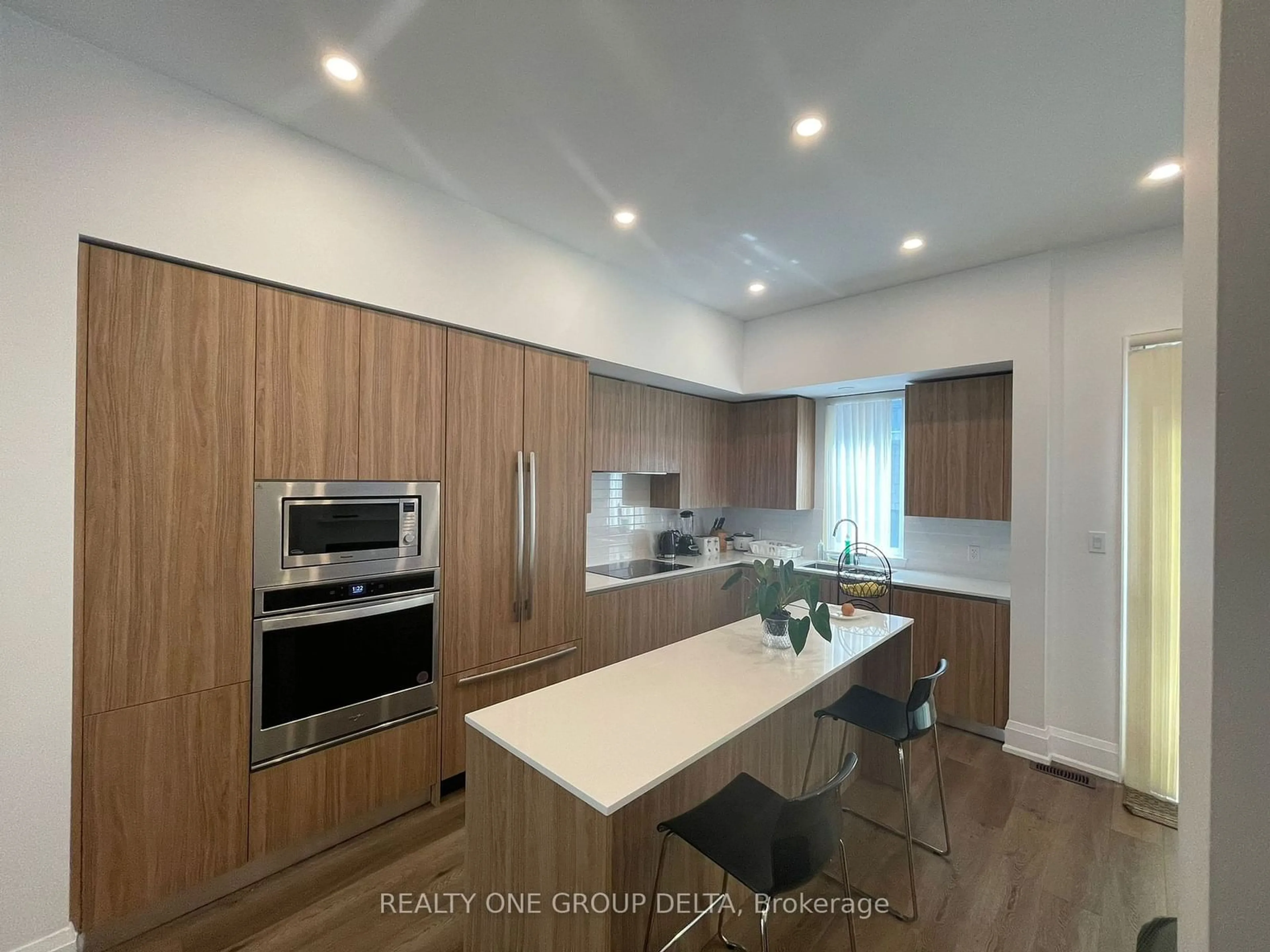 Contemporary kitchen for 135 High St, Mississauga Ontario L5H 1K4