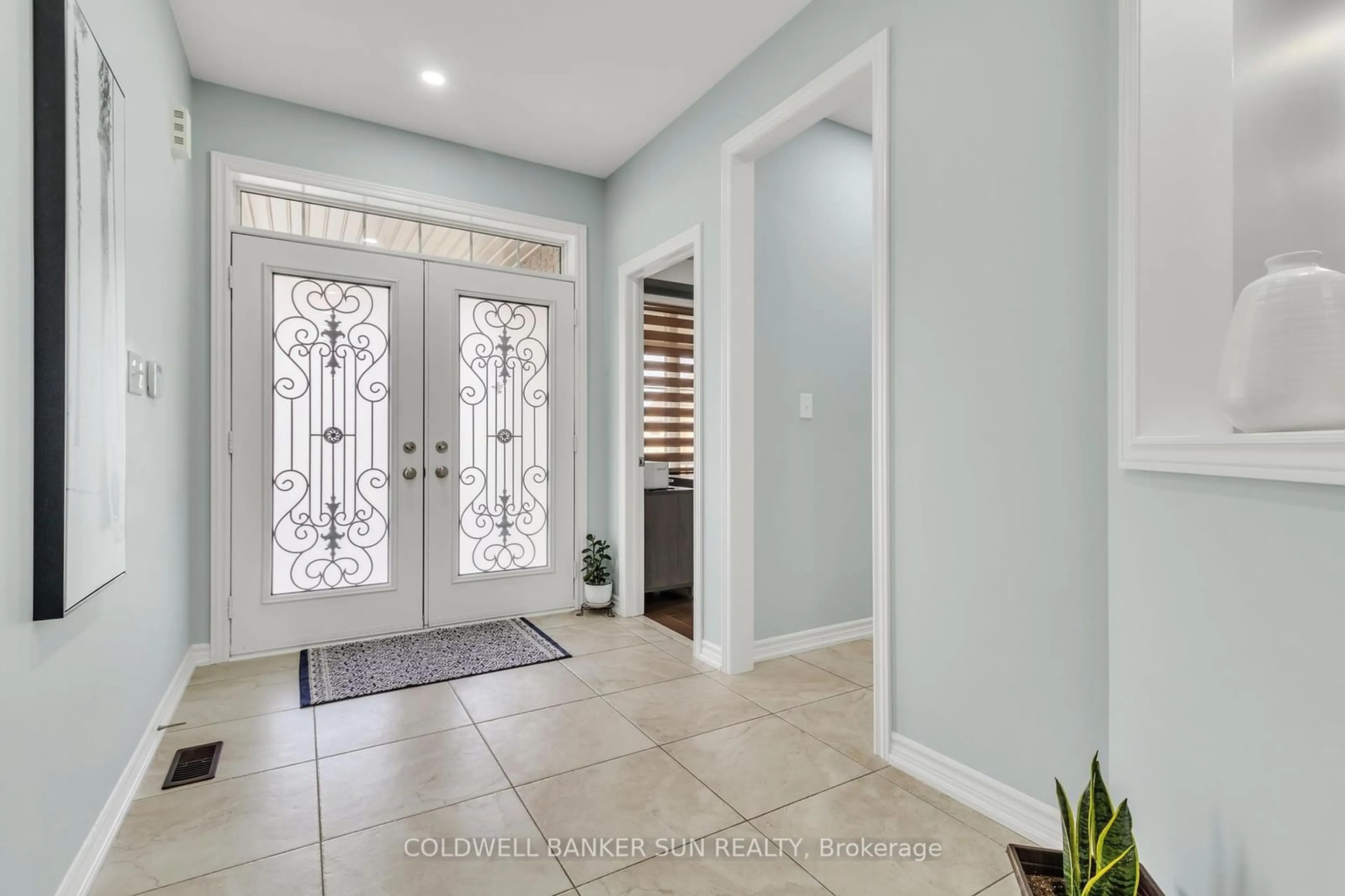 Indoor entryway for 16 Archway Tr, Brampton Ontario L6P 4G8