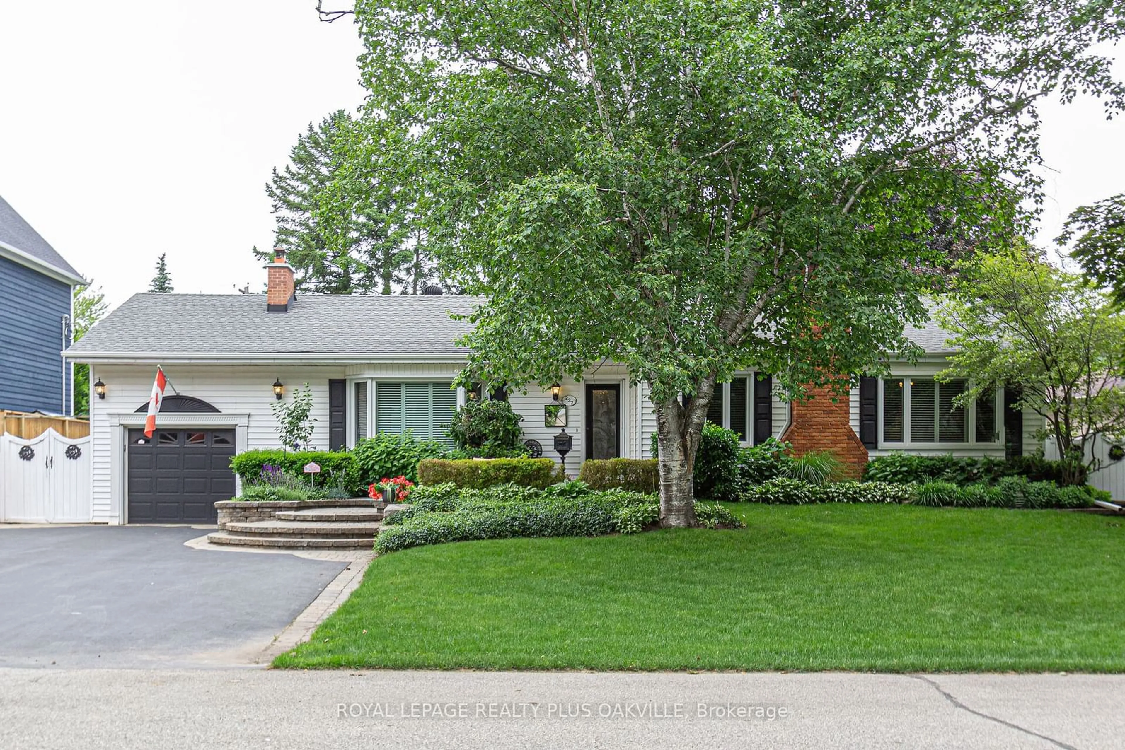 Frontside or backside of a home for 237 Tuck Dr, Burlington Ontario L7L 2P9