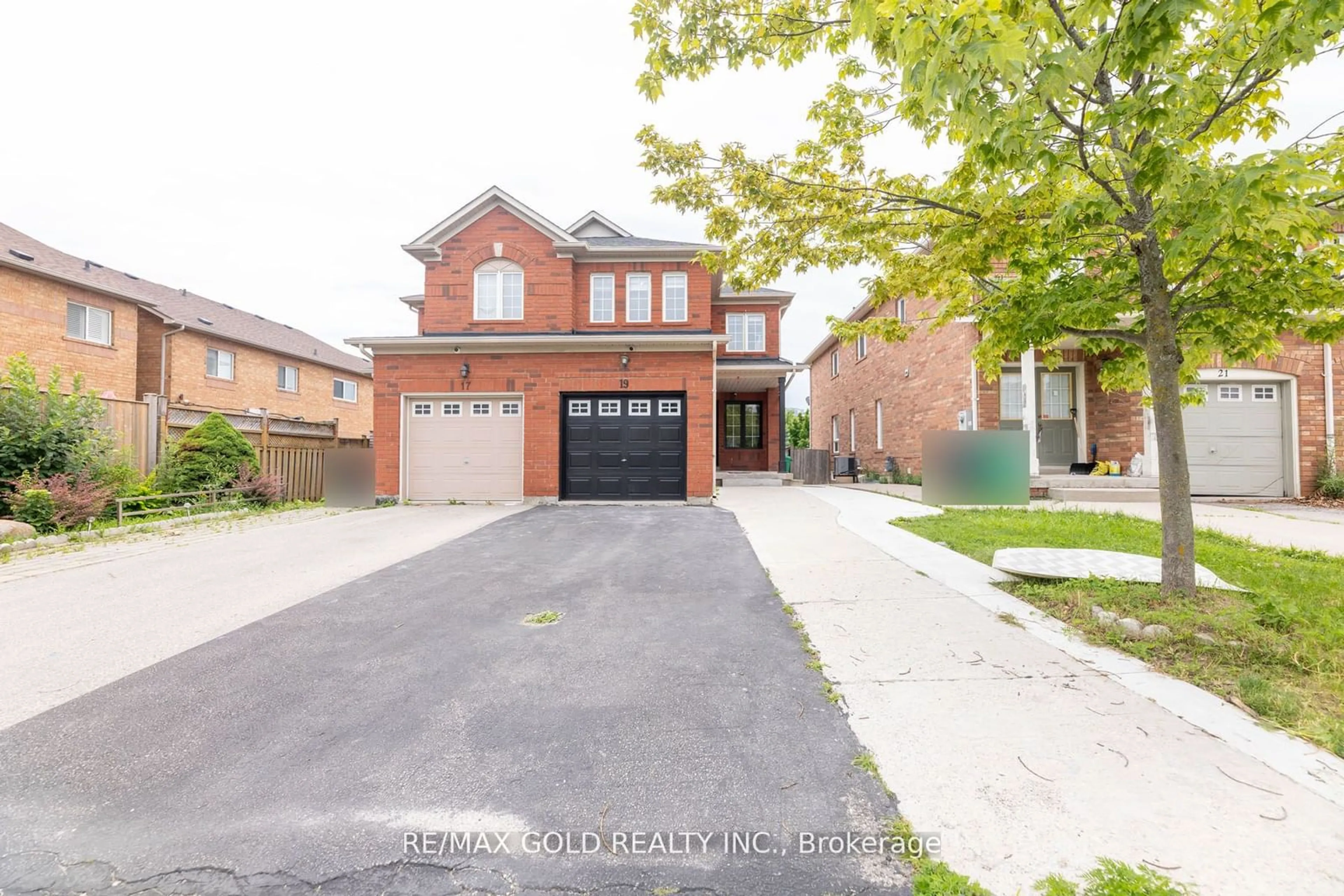 Frontside or backside of a home for 19 Thunderbird Tr, Brampton Ontario L6R 2T3