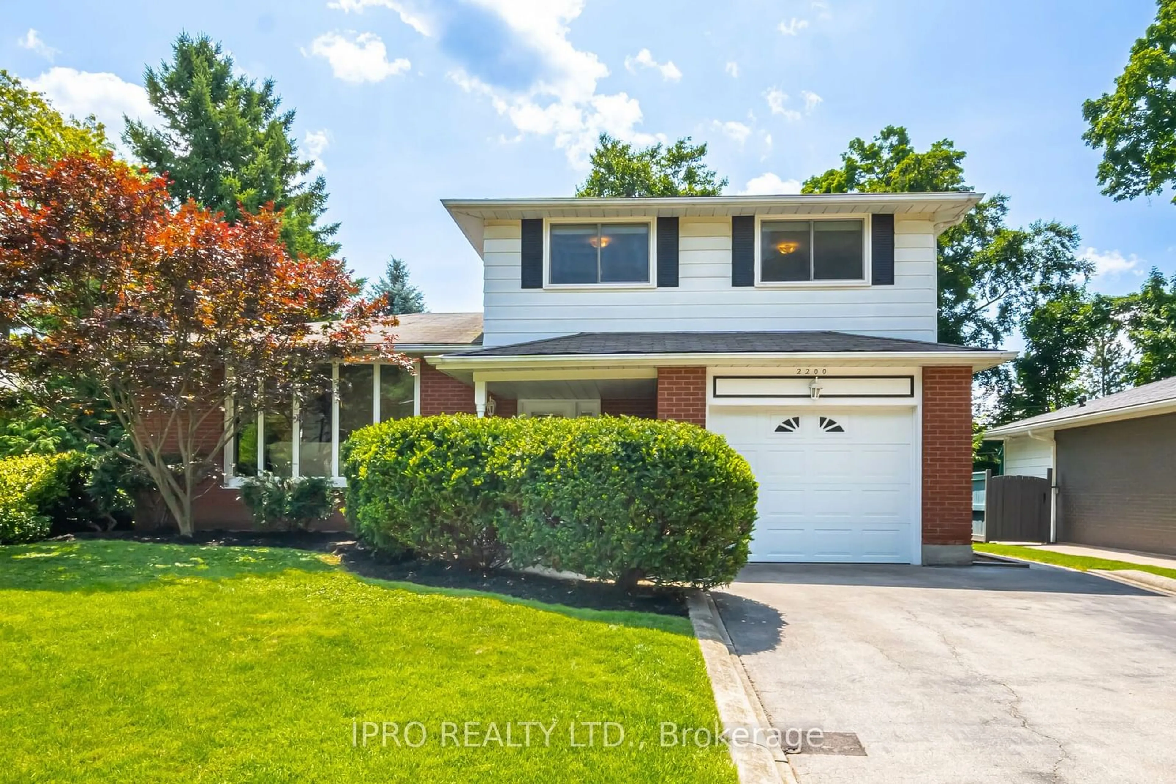 Frontside or backside of a home for 2200 Meadowbrook Rd, Burlington Ontario L7P 2A9