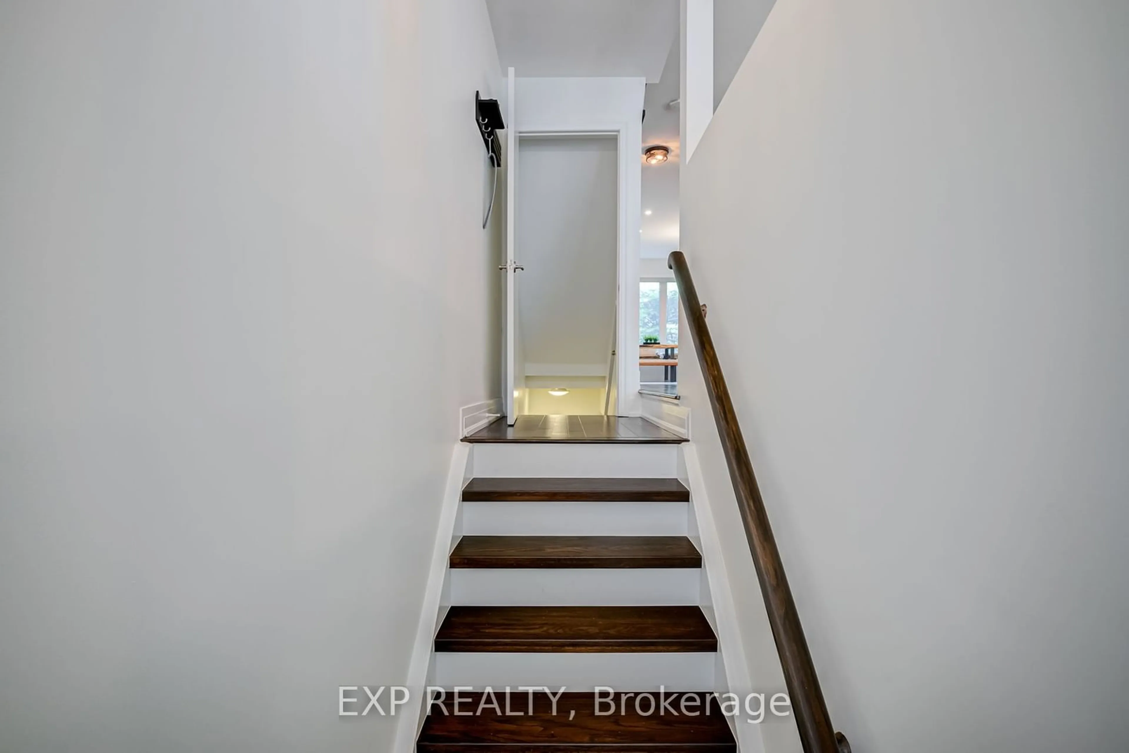 Indoor entryway for 1355 Rathburn Rd #35, Mississauga Ontario L4W 5R5