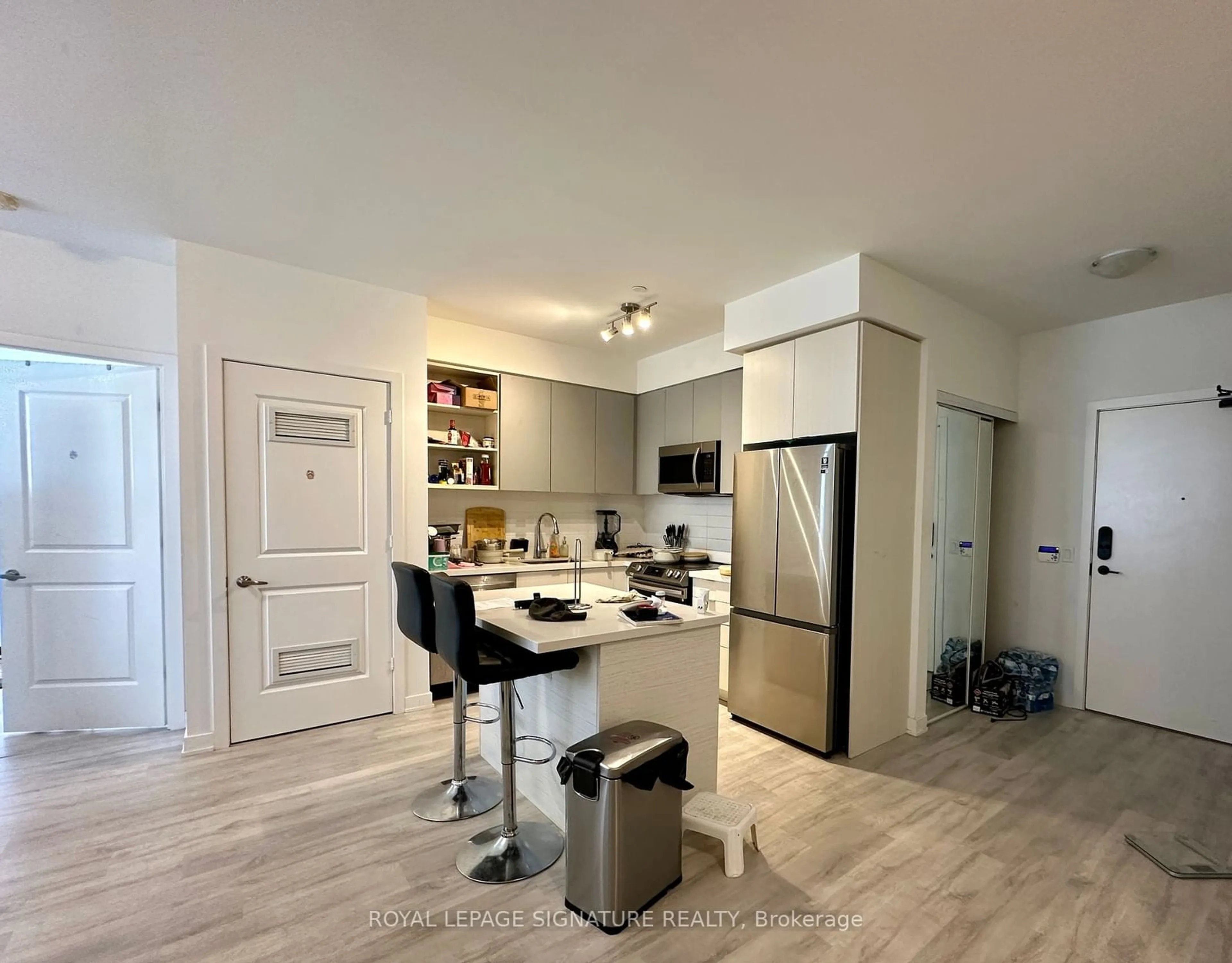 Contemporary kitchen for 4675 Metcalfe Ave #2210, Mississauga Ontario L5M 4N7