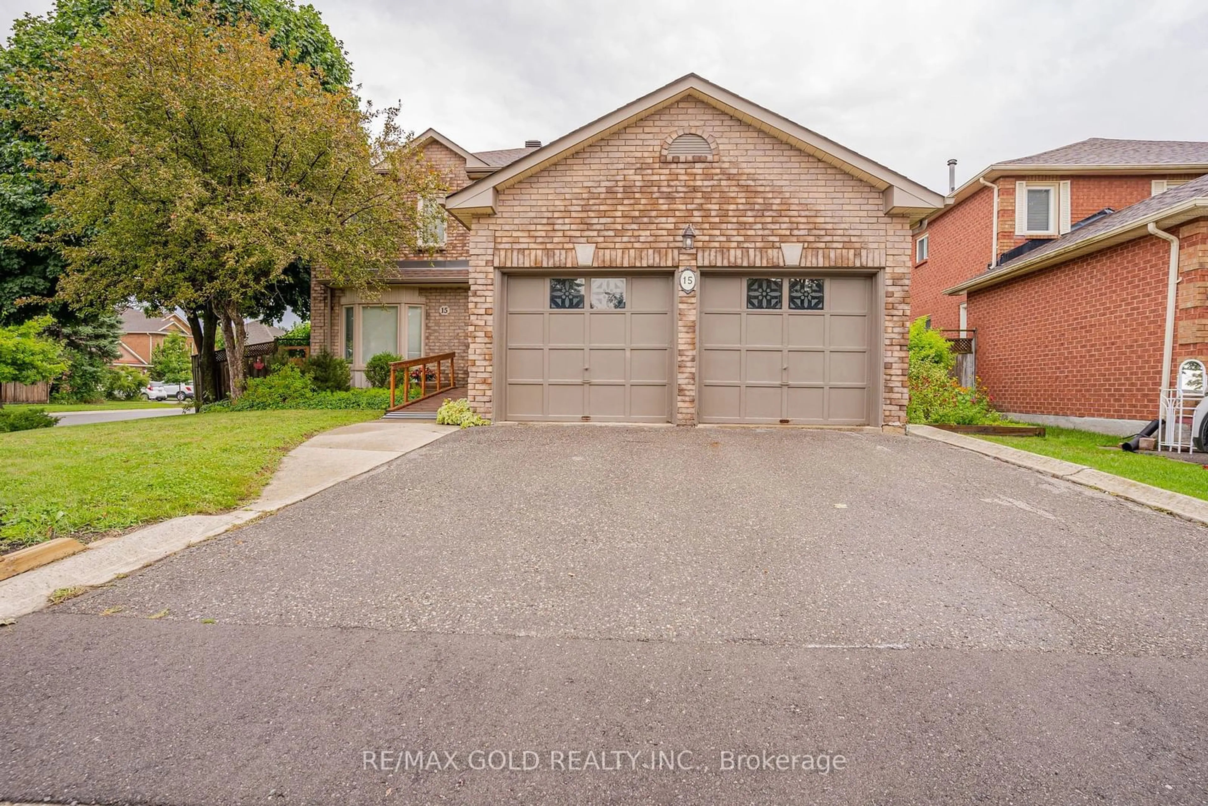 Frontside or backside of a home for 15 Kenpark Ave, Brampton Ontario L6Z 3P4
