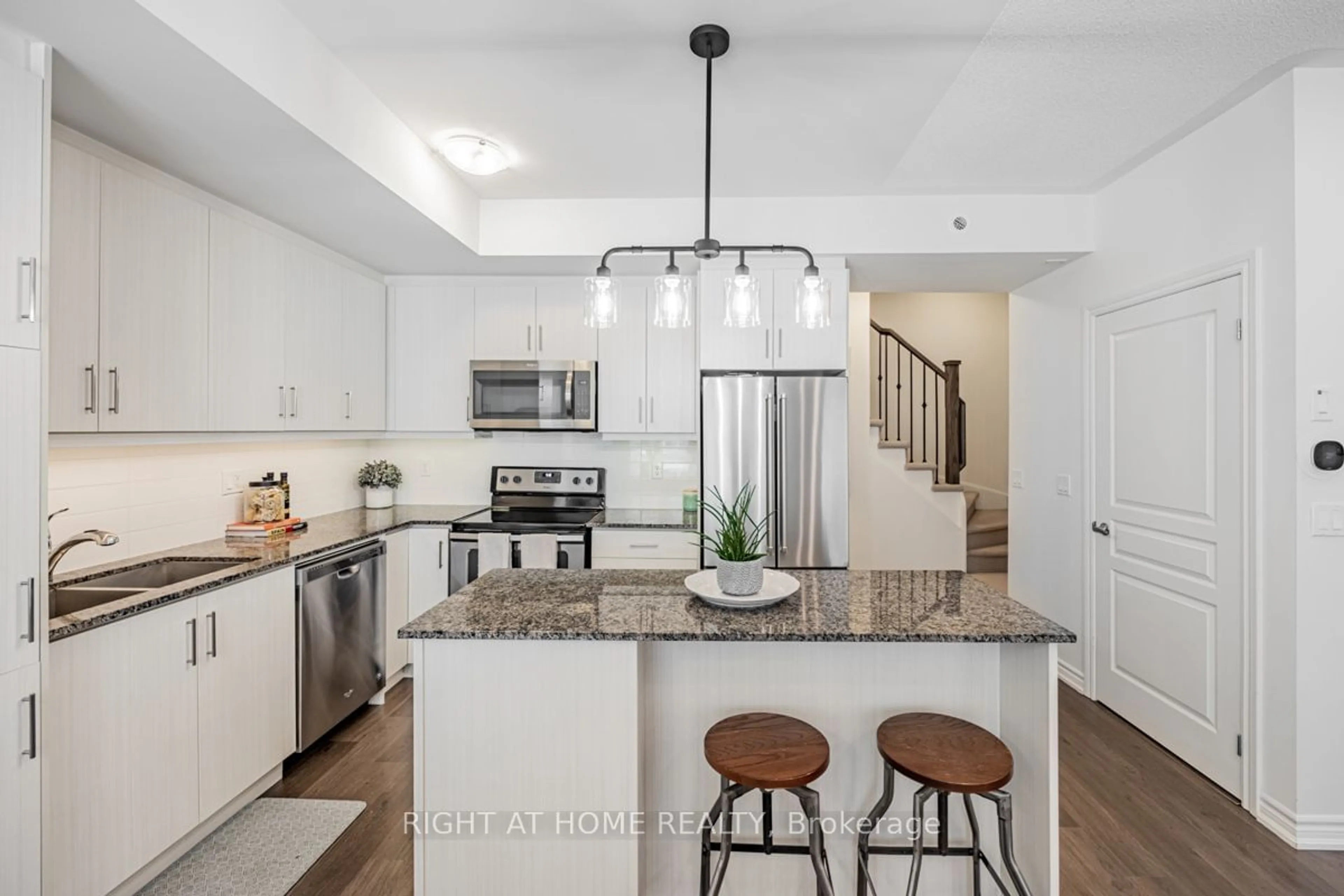 Contemporary kitchen for 115 Long Branch Ave #11, Toronto Ontario M8W 0A9