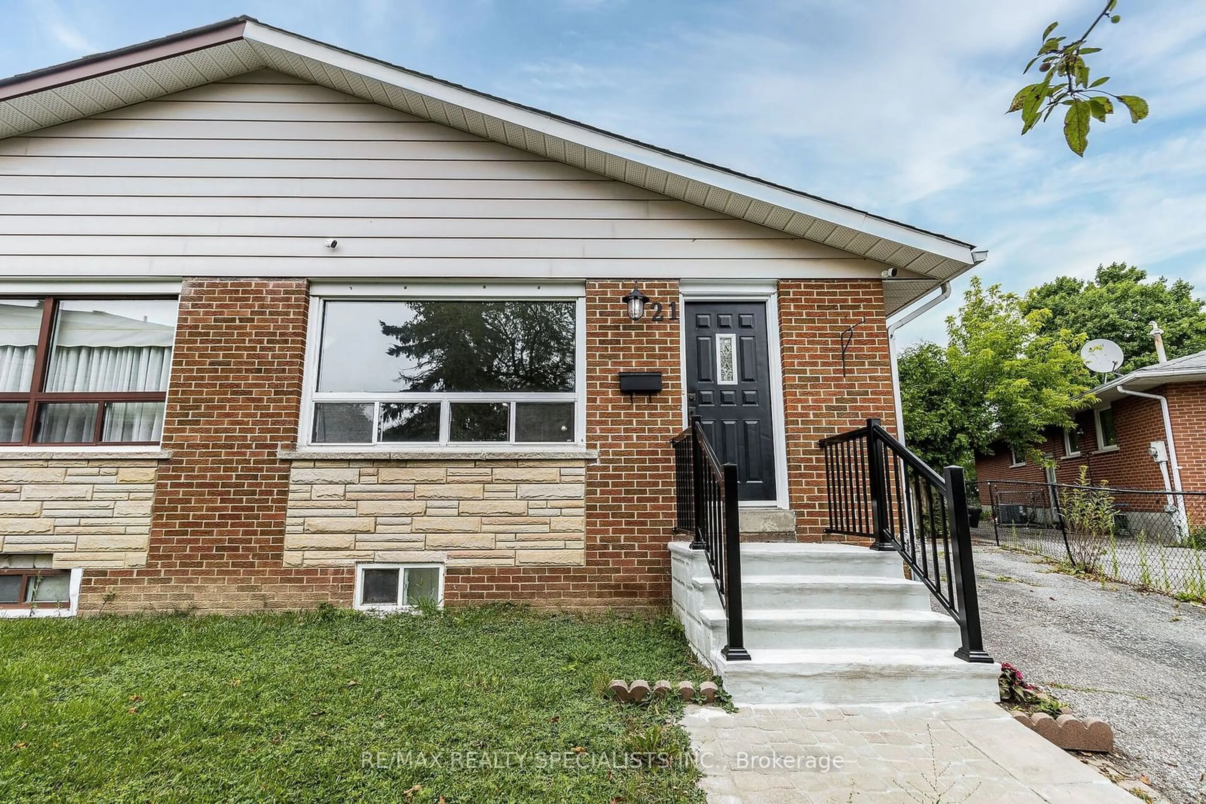 Home with brick exterior material for 21 Mordon Crt, Brampton Ontario L6V 2B5