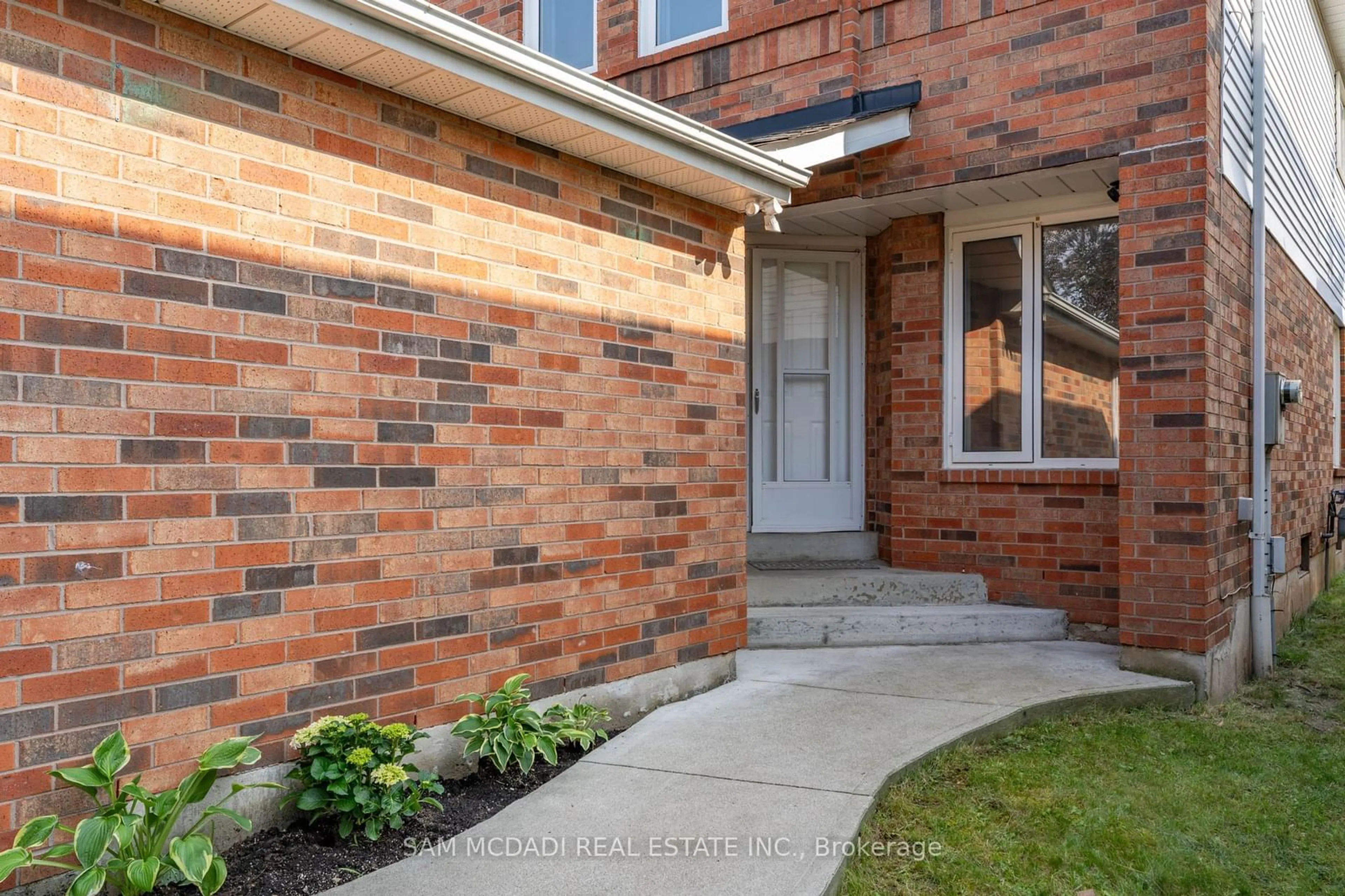 Home with brick exterior material for 4556 Donegal Dr, Mississauga Ontario L5M 4H3