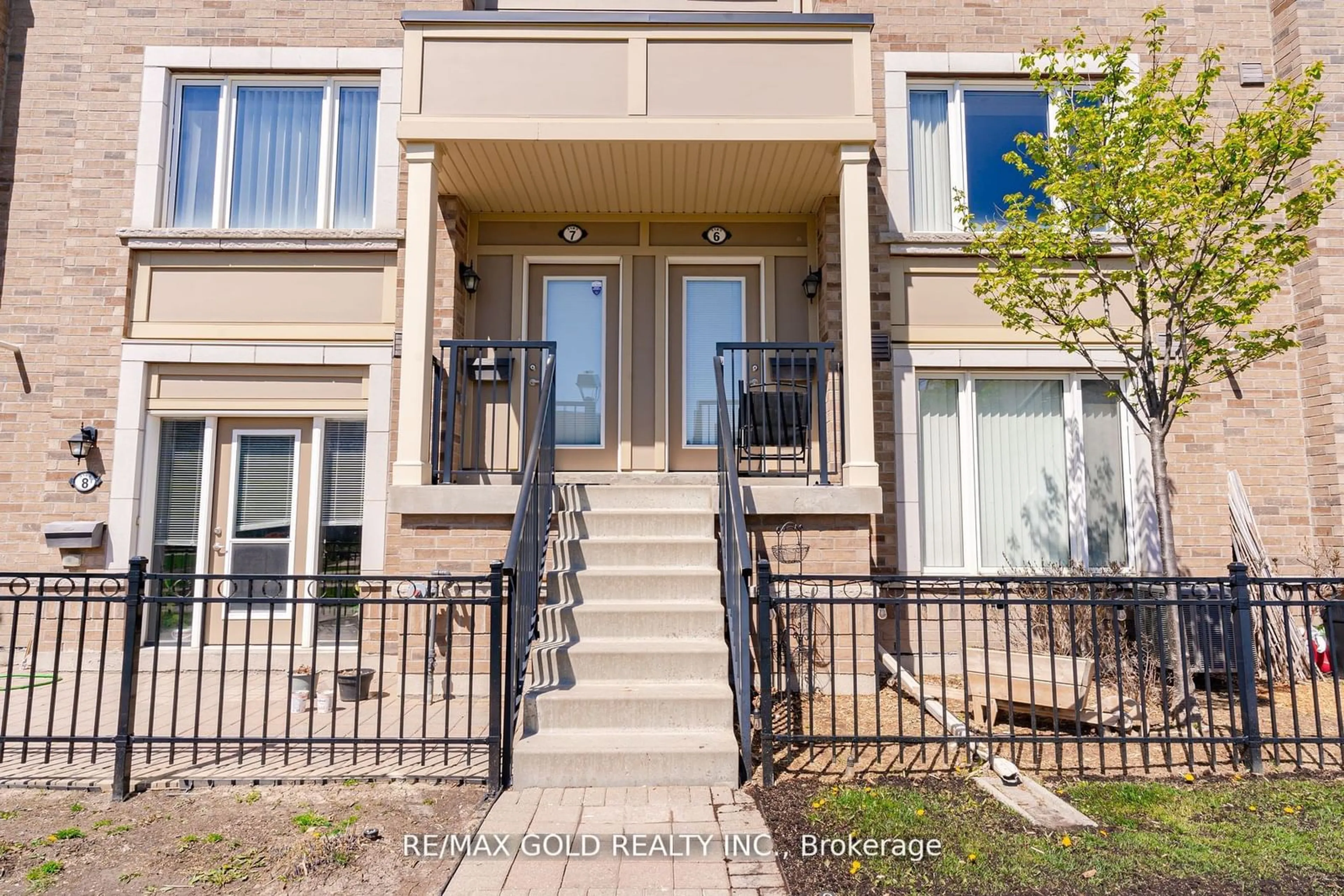 A pic from exterior of the house or condo for 3185 Boxford Cres #7, Mississauga Ontario L5M 0X1