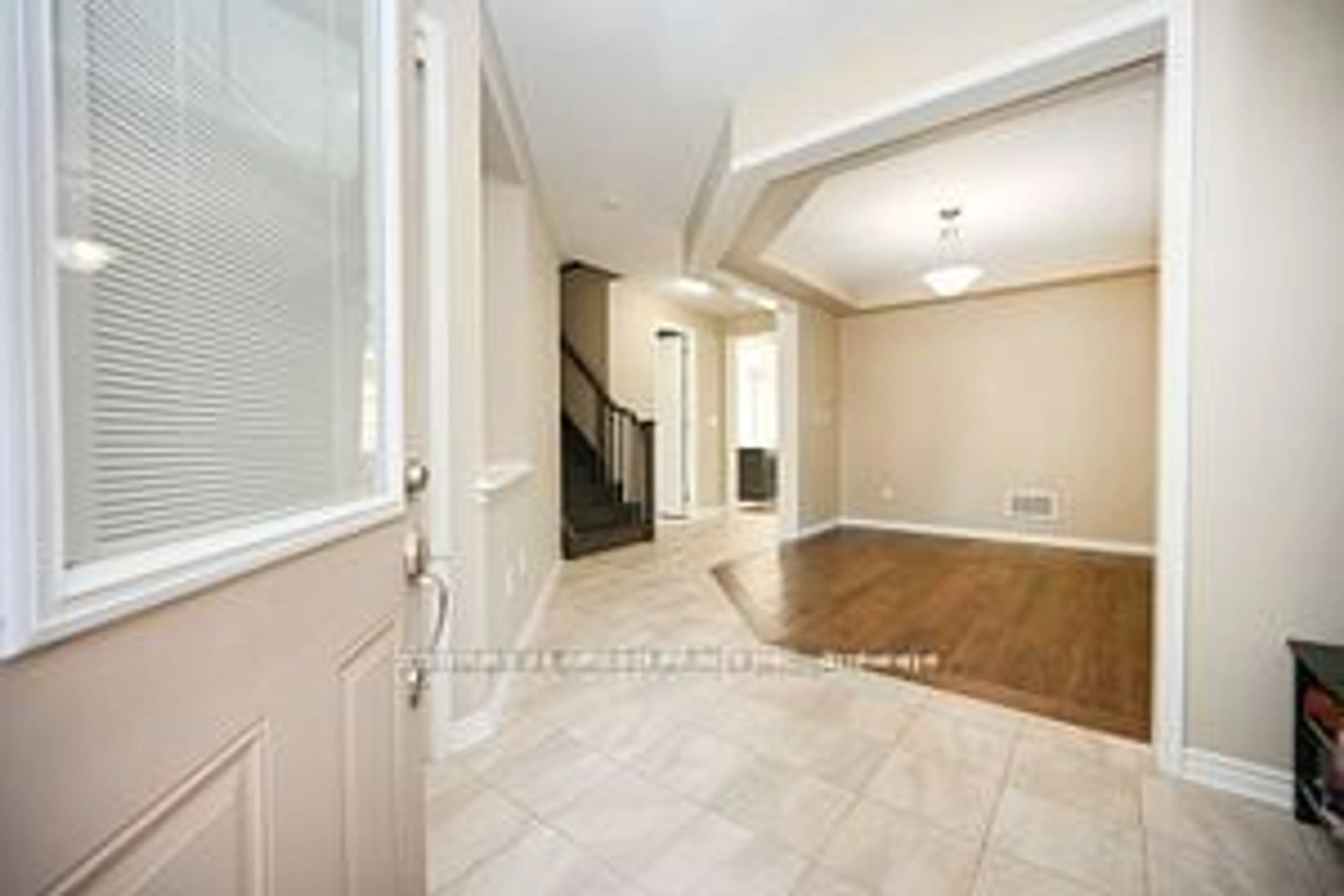 Indoor entryway for 31 Mincing Tr, Brampton Ontario L6S 5T4