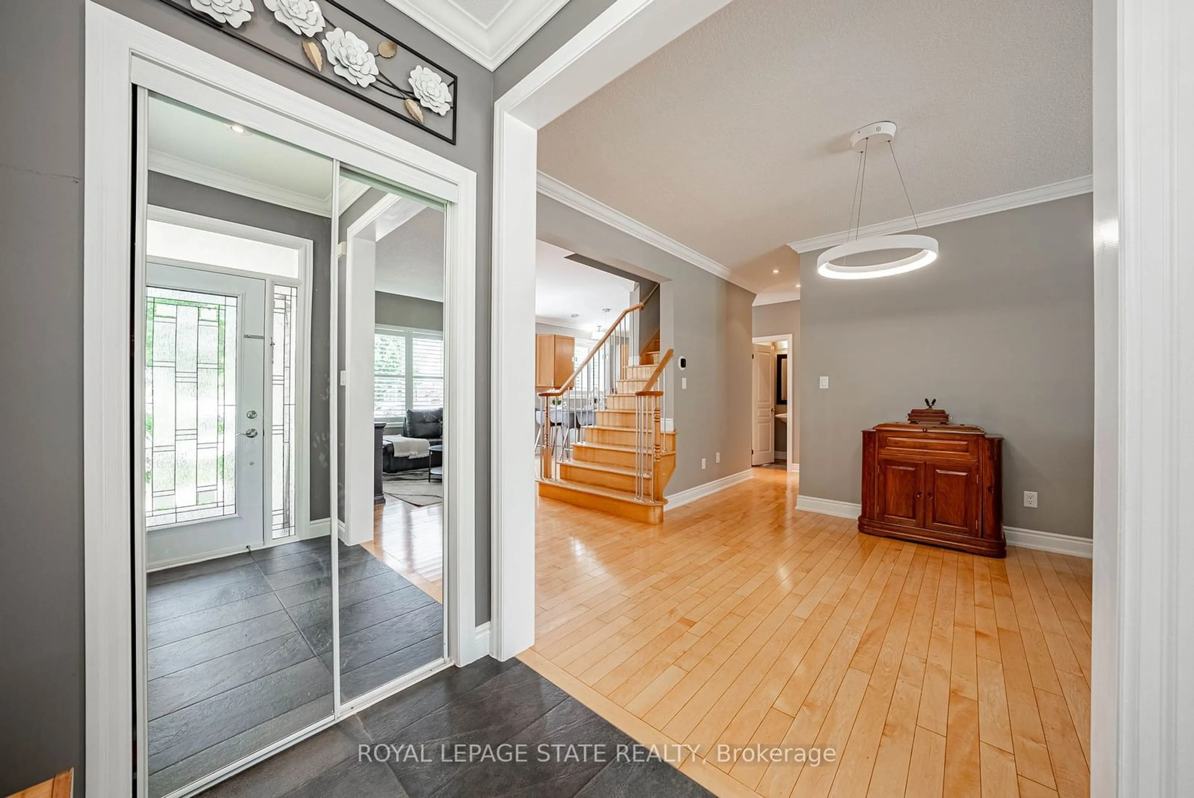 Indoor entryway for 2270 Dunforest Cres, Oakville Ontario L6M 4X3