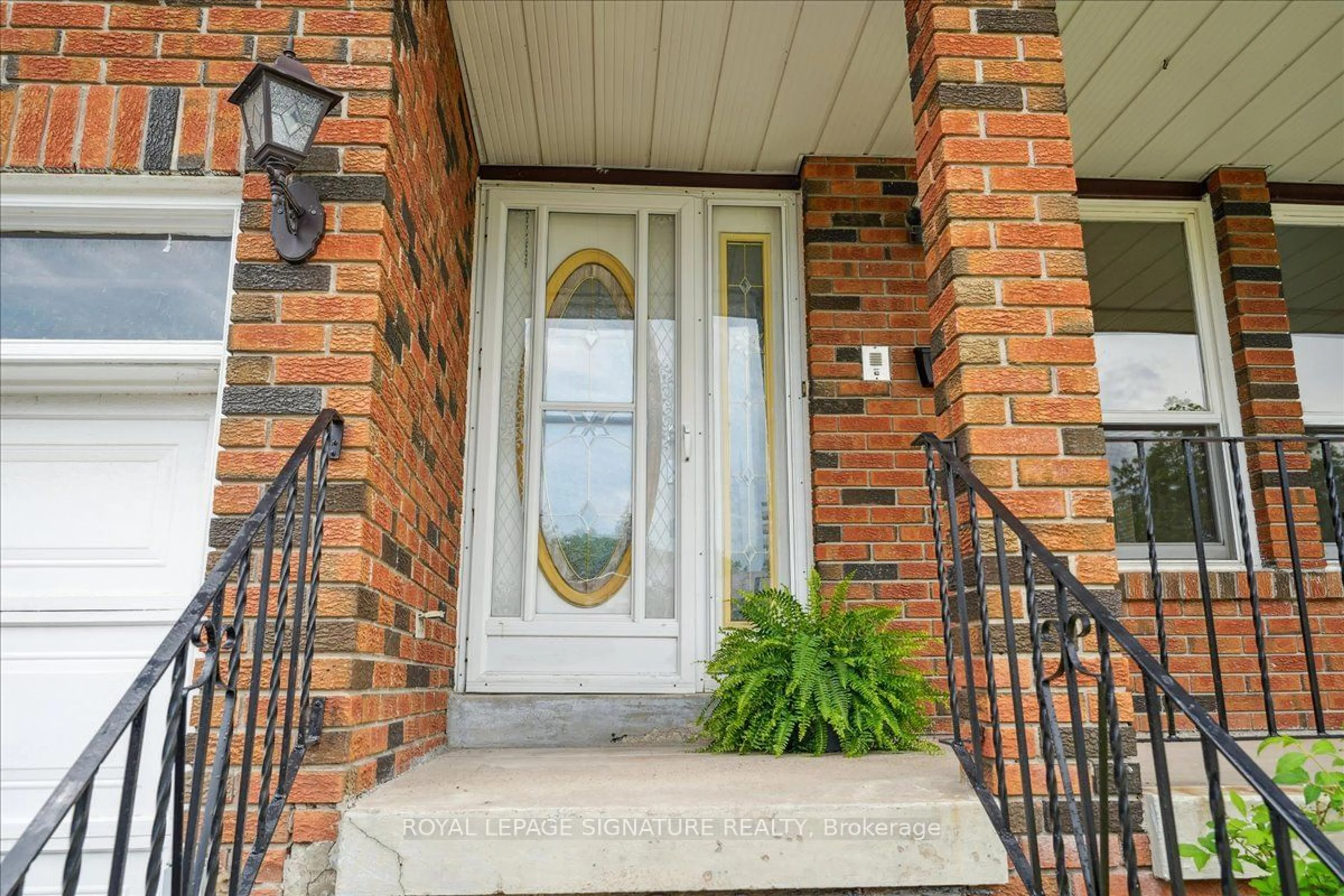 Indoor entryway for 2594 Privet Crt, Mississauga Ontario L5B 2Z4