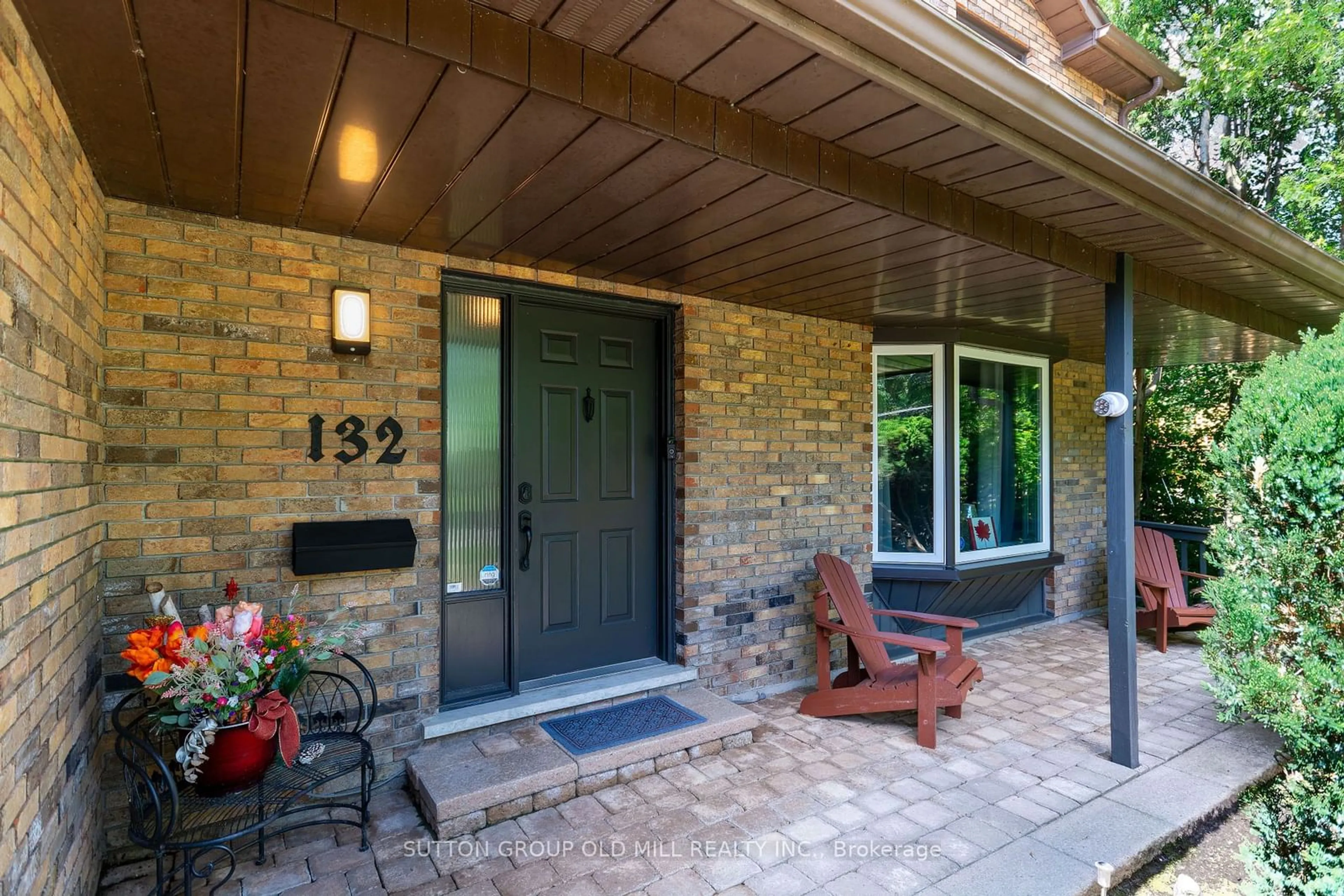 Home with brick exterior material for 132 Hampton Heath Rd, Burlington Ontario L7L 4N9