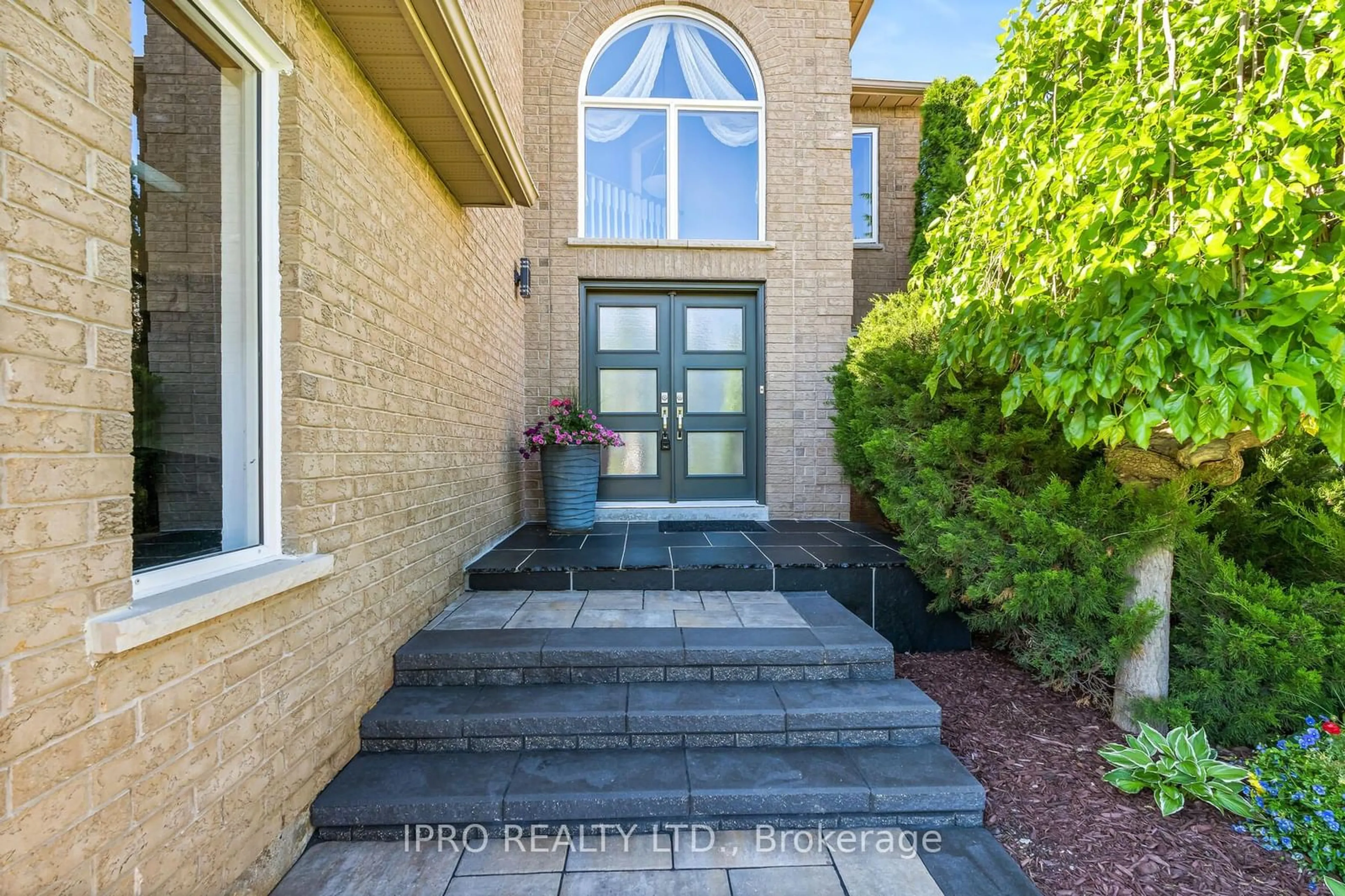 Indoor entryway for 17 Robinson Rd, Halton Hills Ontario L7G 6G5