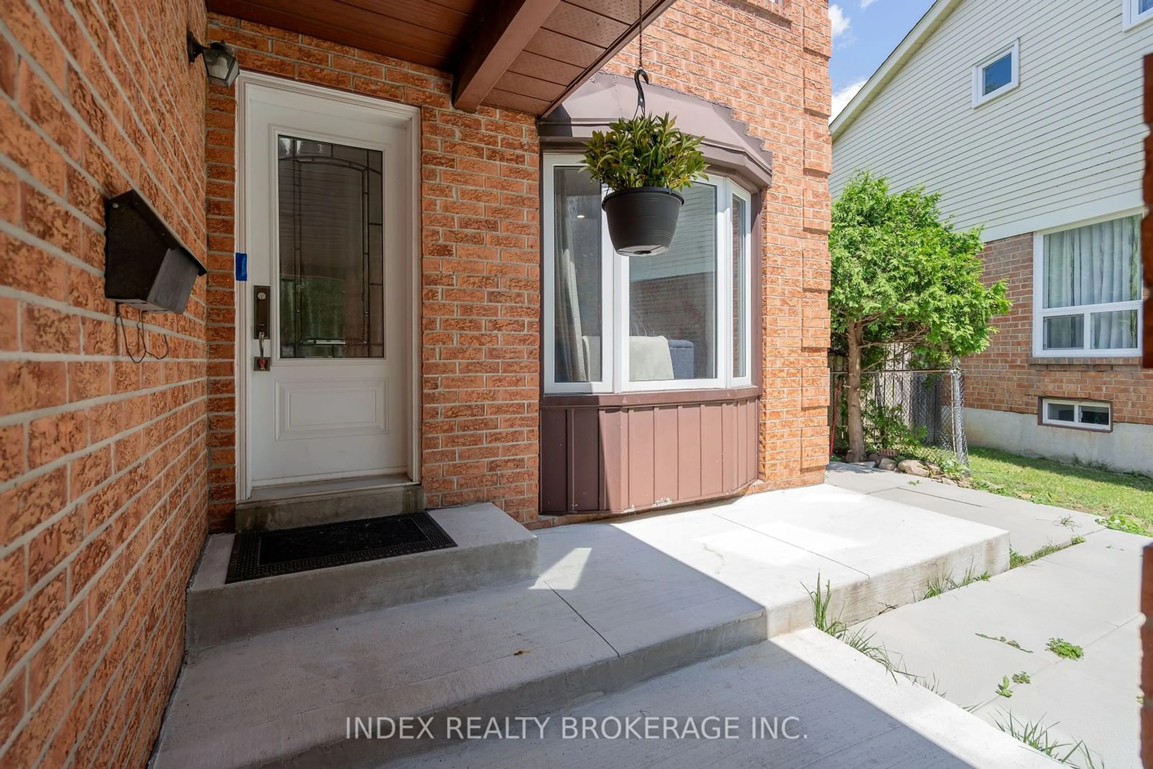 Indoor entryway for 48 Copeland Rd, Brampton Ontario L6Y 2S7