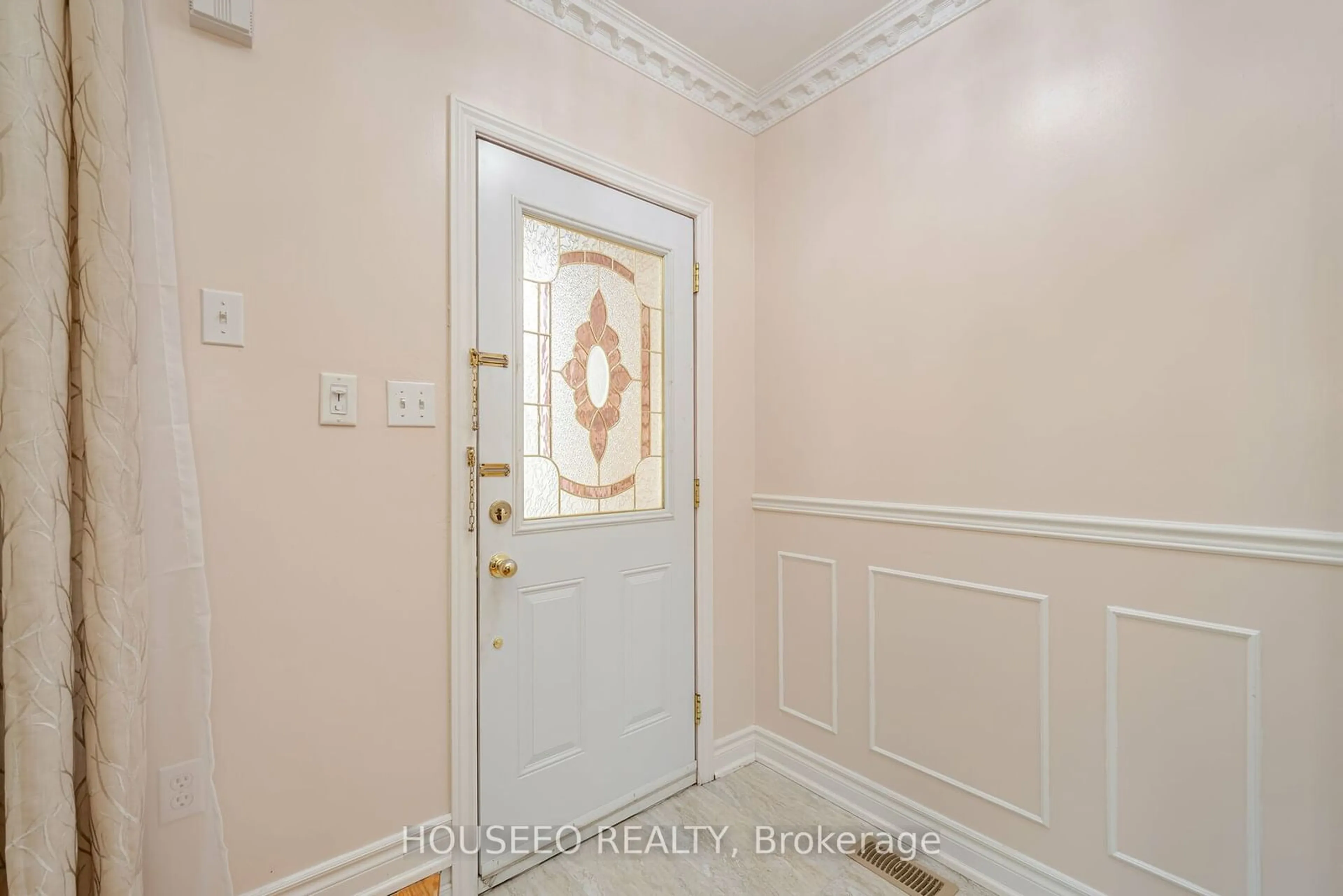 Indoor entryway for 86 Rory Rd, Toronto Ontario M6L 3G1