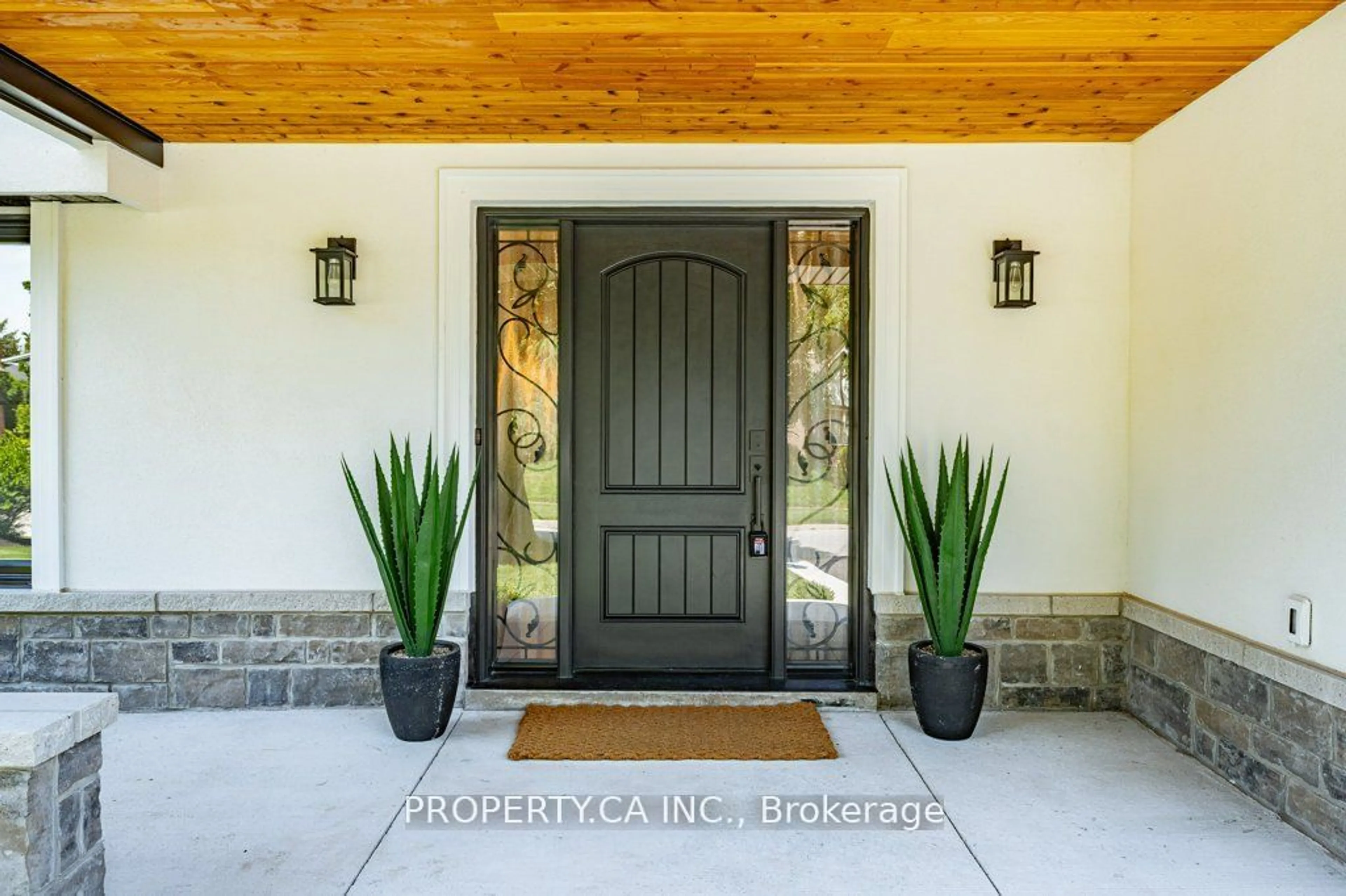 Indoor entryway for 250 Rambler Crt, Oakville Ontario L6H 3A6