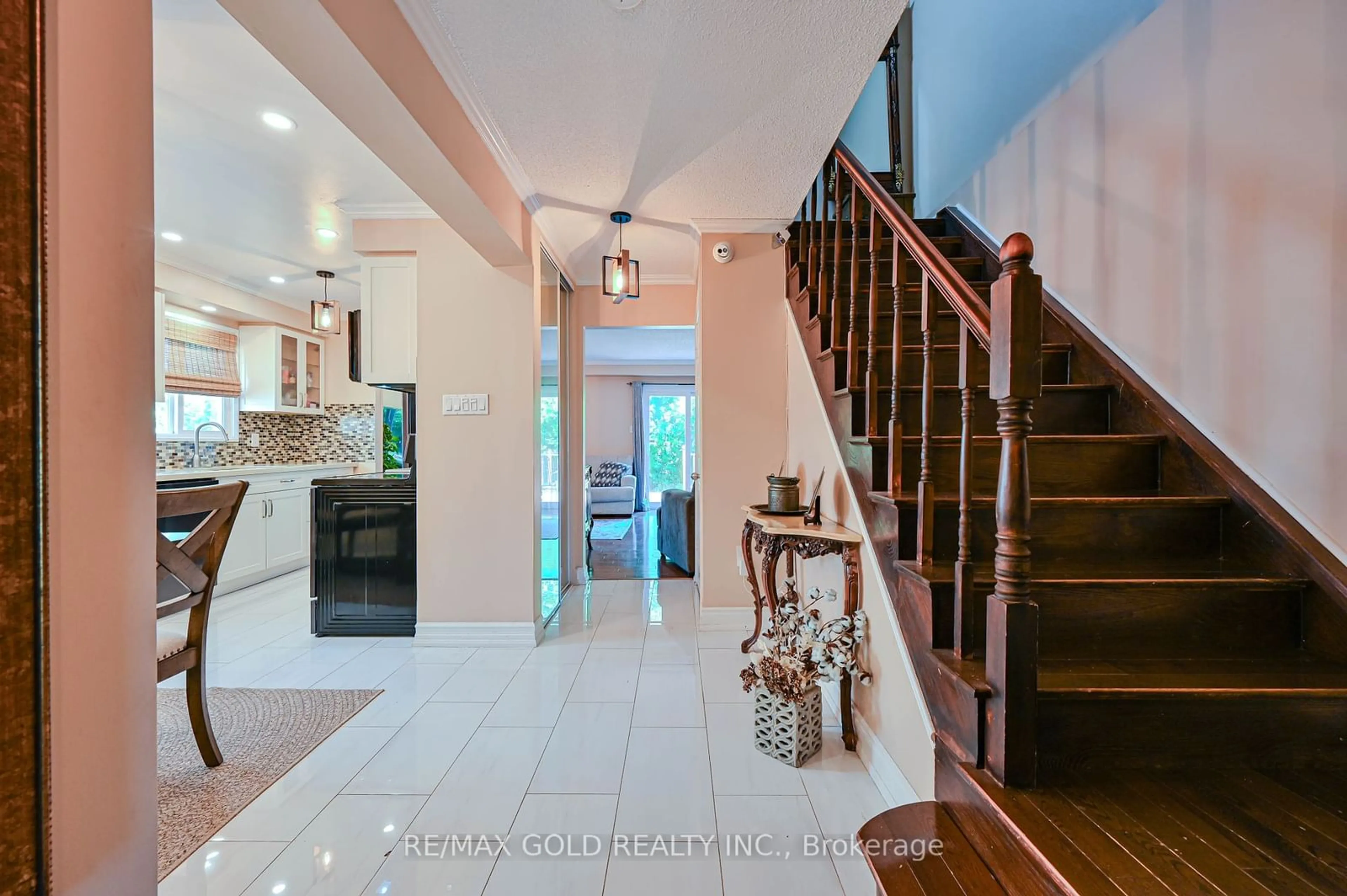 Indoor foyer for 126 Newbridge Cres, Brampton Ontario L6S 4B3