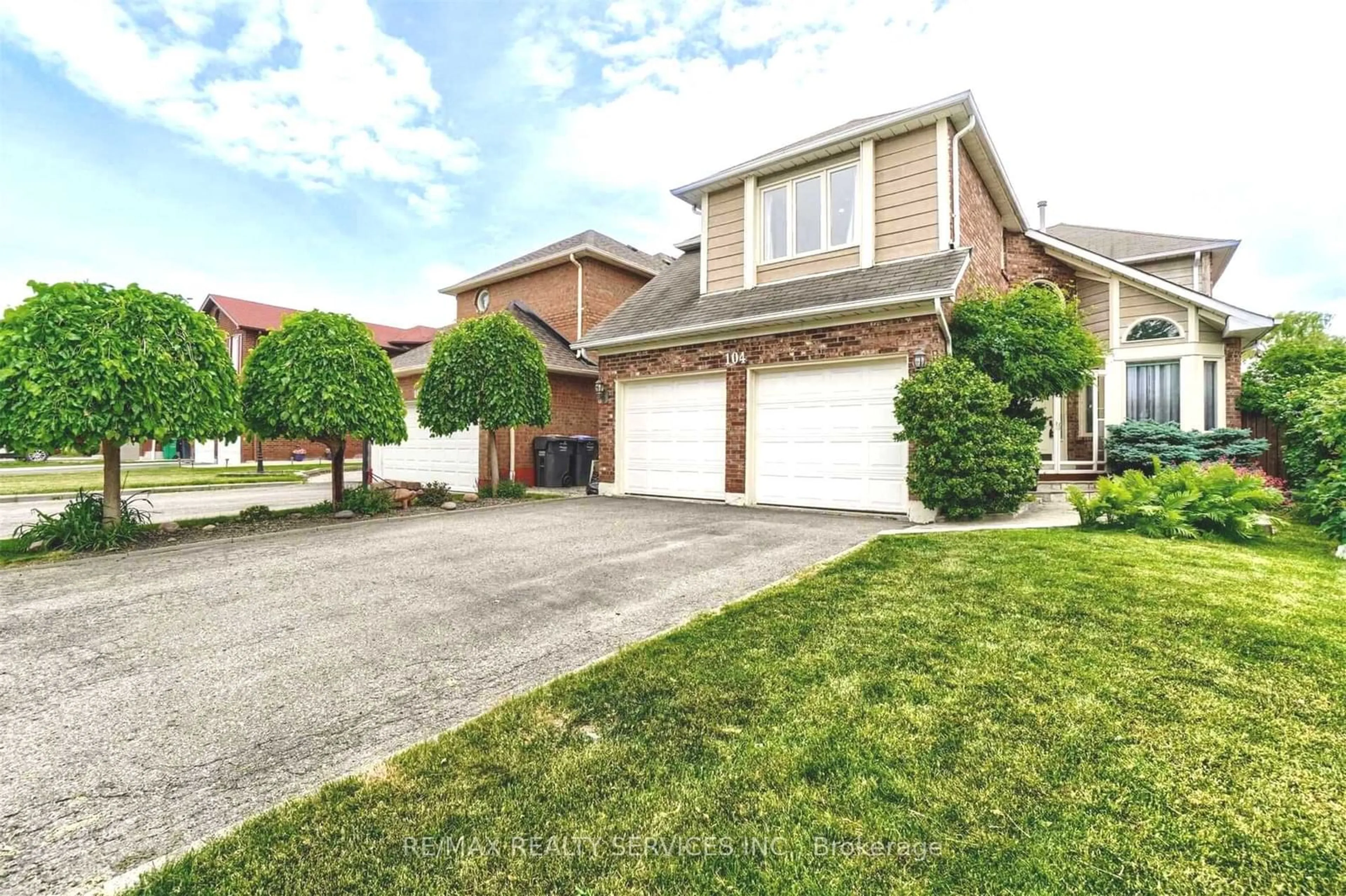 Frontside or backside of a home for 104 Lord Simcoe Dr, Brampton Ontario L6S 5G9