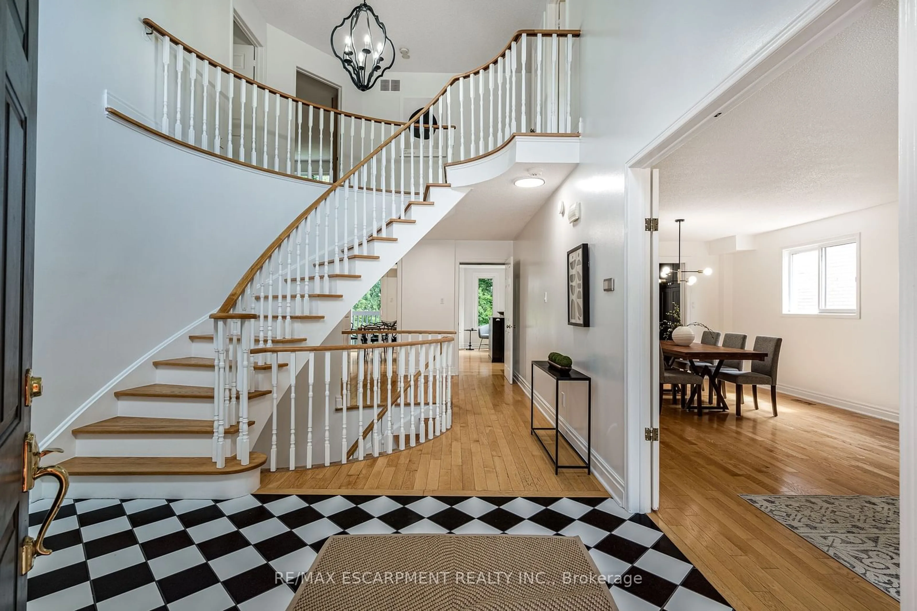 Indoor foyer, wood floors for 4107 Wheelwright Cres, Mississauga Ontario L5L 2X3