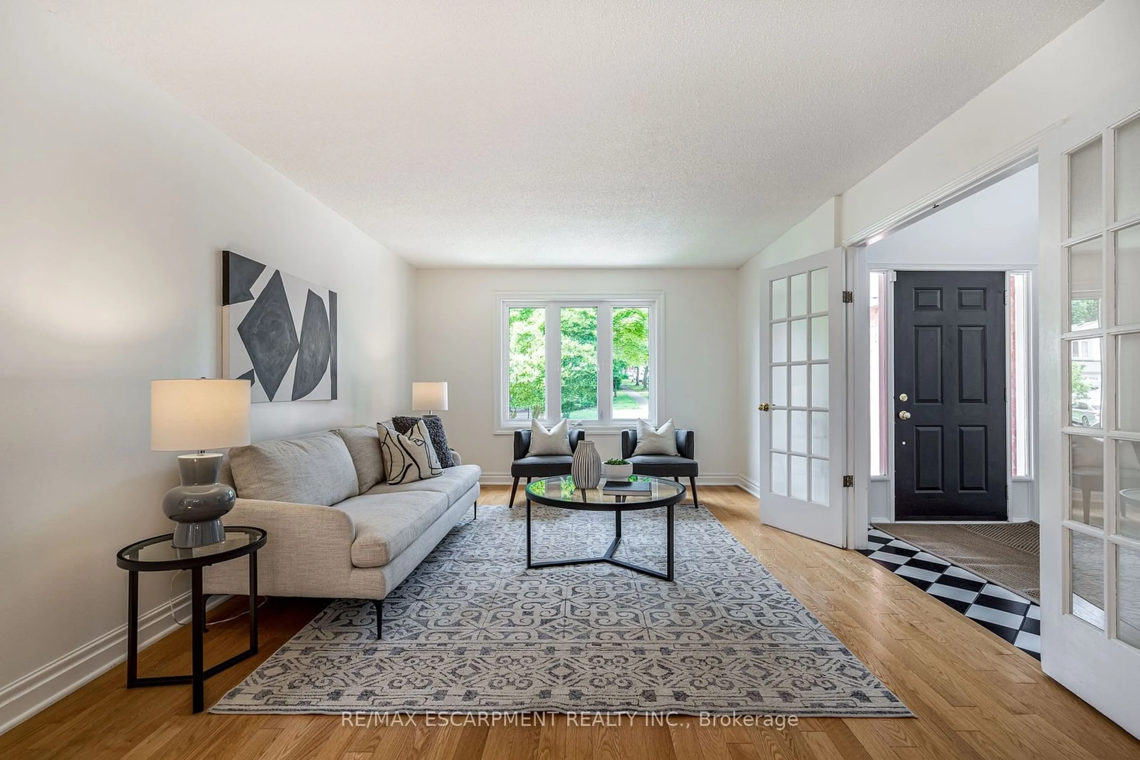 Living room, wood floors for 4107 Wheelwright Cres, Mississauga Ontario L5L 2X3