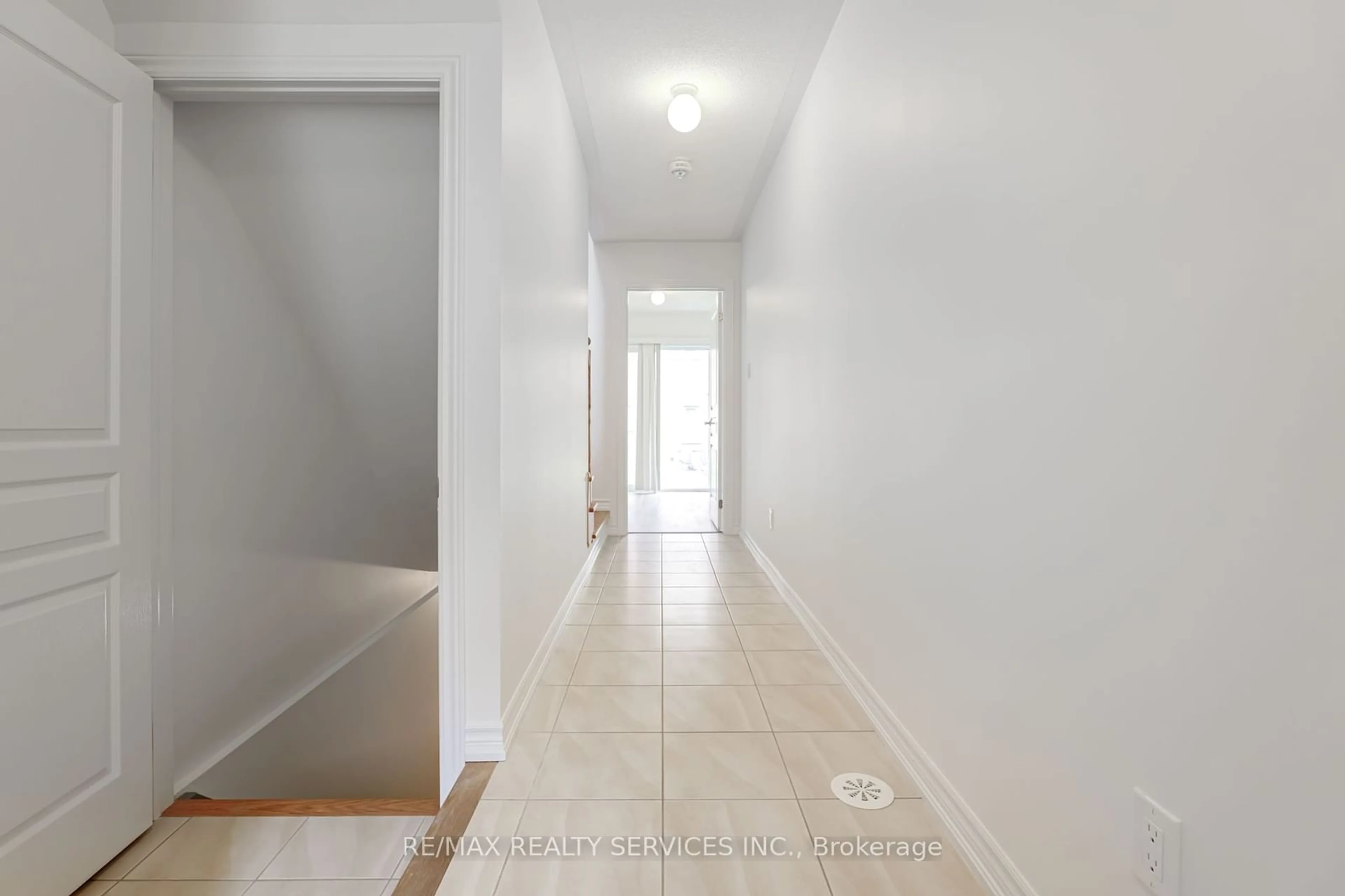 Indoor foyer for 17 Aspen Hills Rd, Brampton Ontario L6Y 0H7